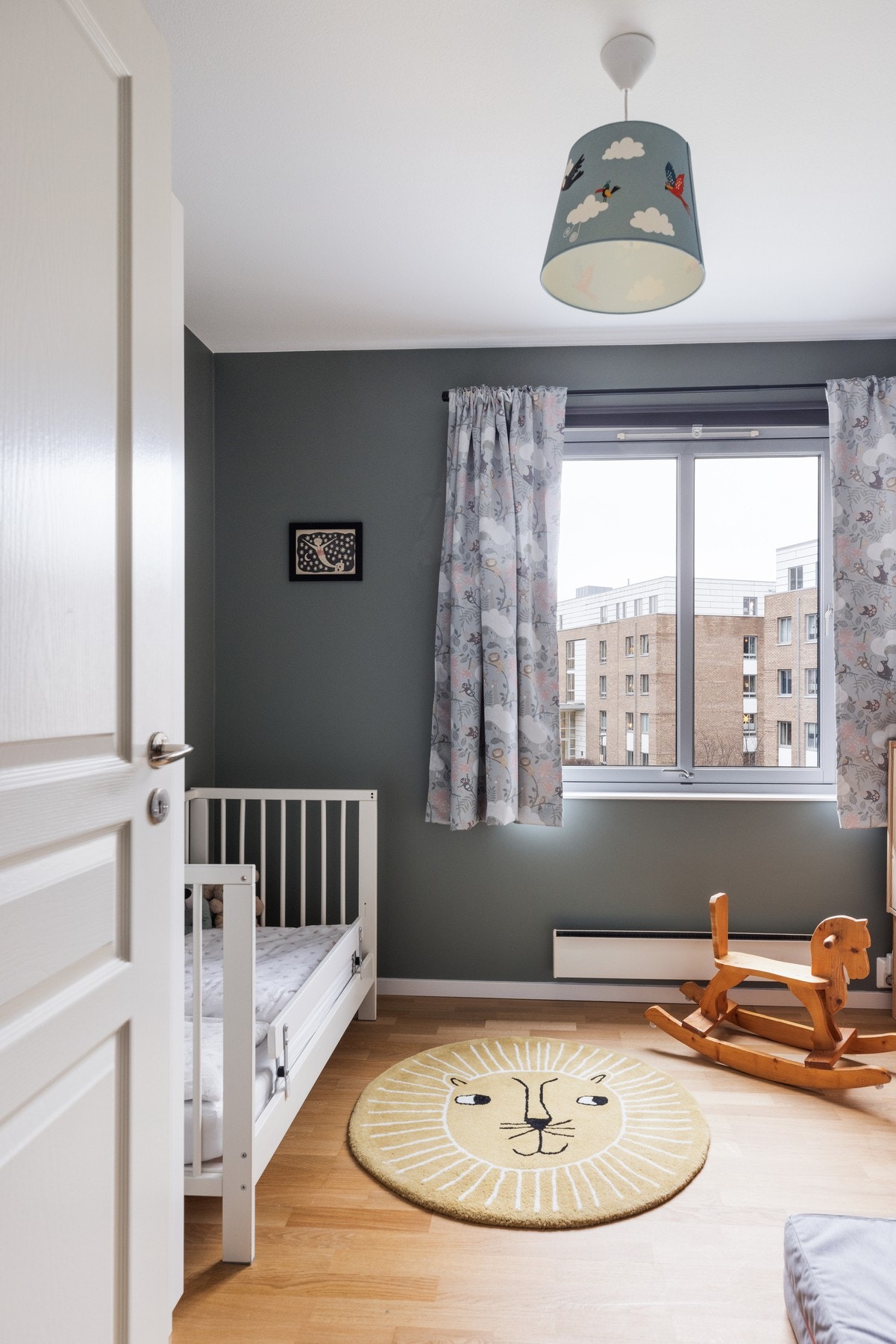 - Rommet vender ut mot rolige fellesarealer - Galleribilde