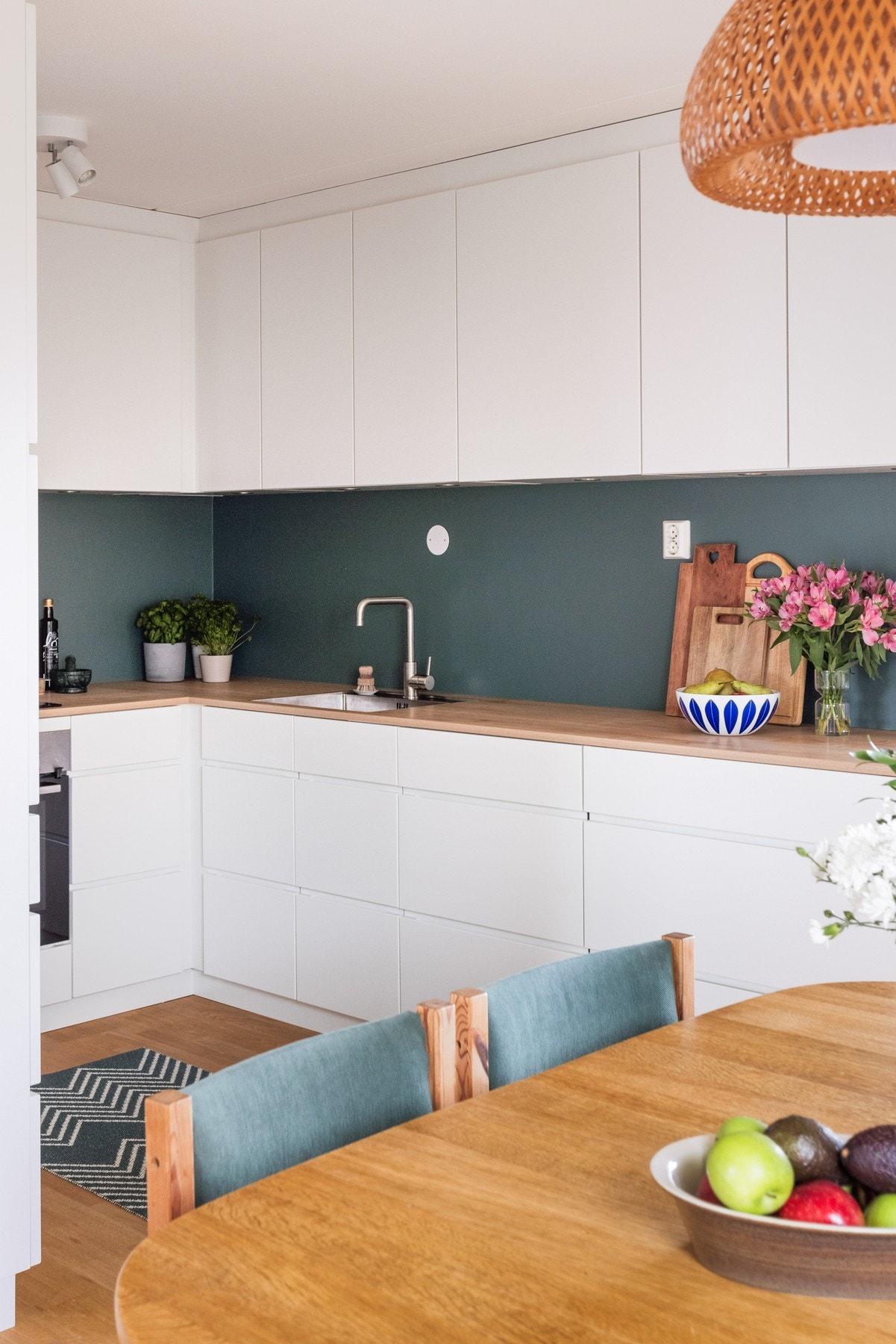 - Selger har satt stor pris på den halvåpne løsningen, og muligheten til å ha sosiale sammenkomster rundt spisebordet - Galleribilde