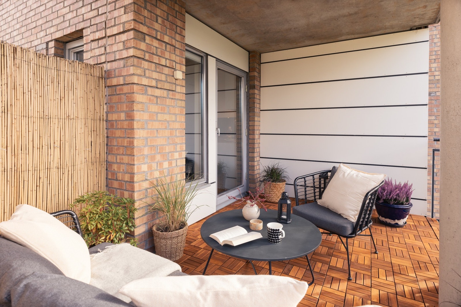 - Her er det god plass til utemøbler og grill. Strømuttak på veggen - Galleribilde