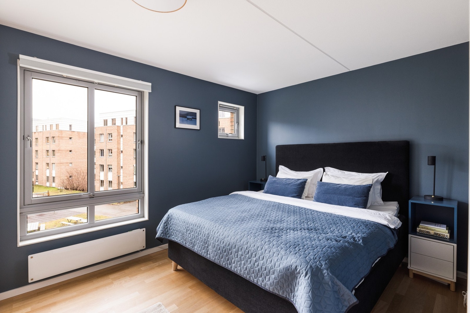 - Innbydende hovedsoverom med god plass til dobbeltseng med tilhørende nattbord - Galleribilde