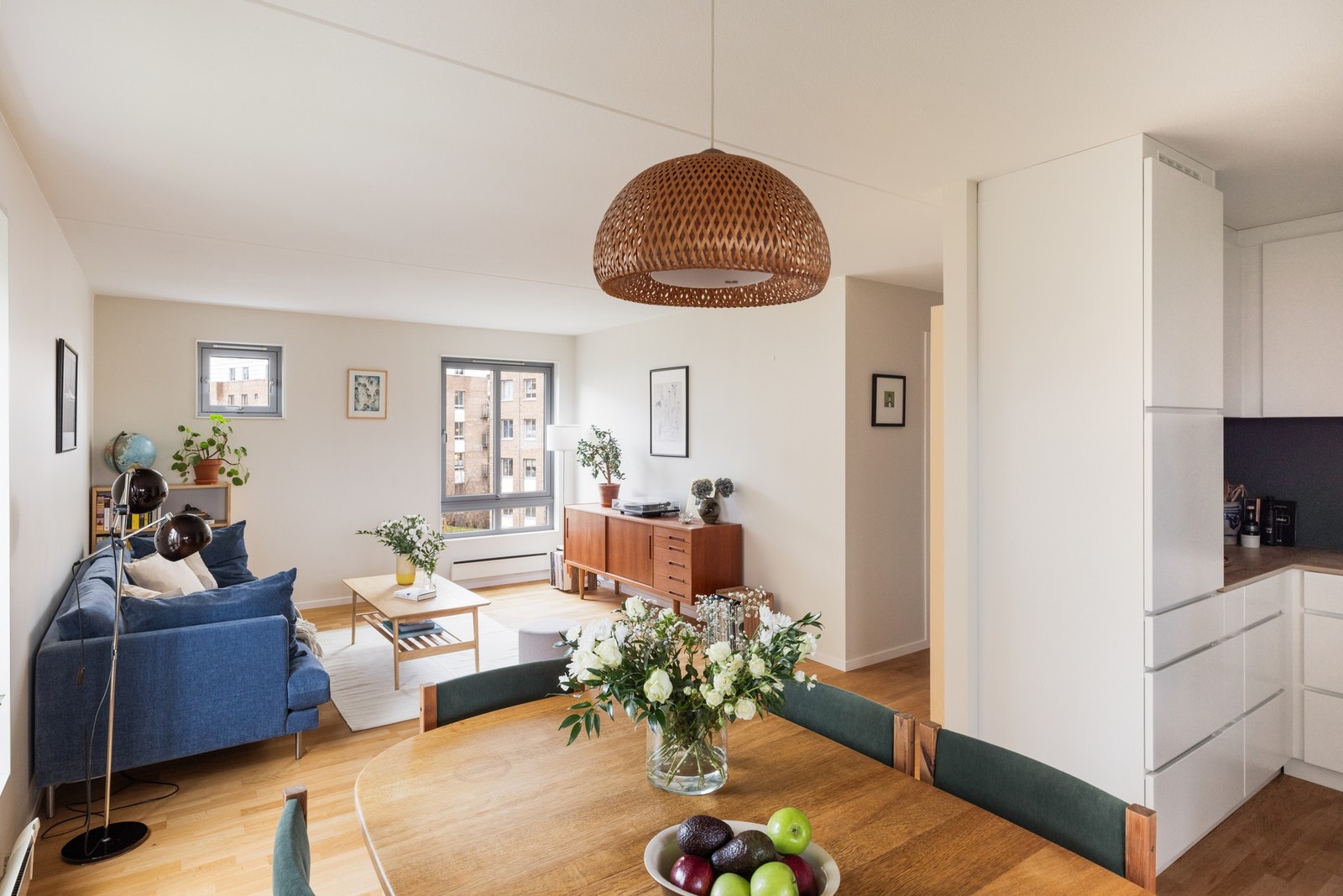 - Romslig og god stue med plass til sofaseksjon og tv-møblement - Galleribilde