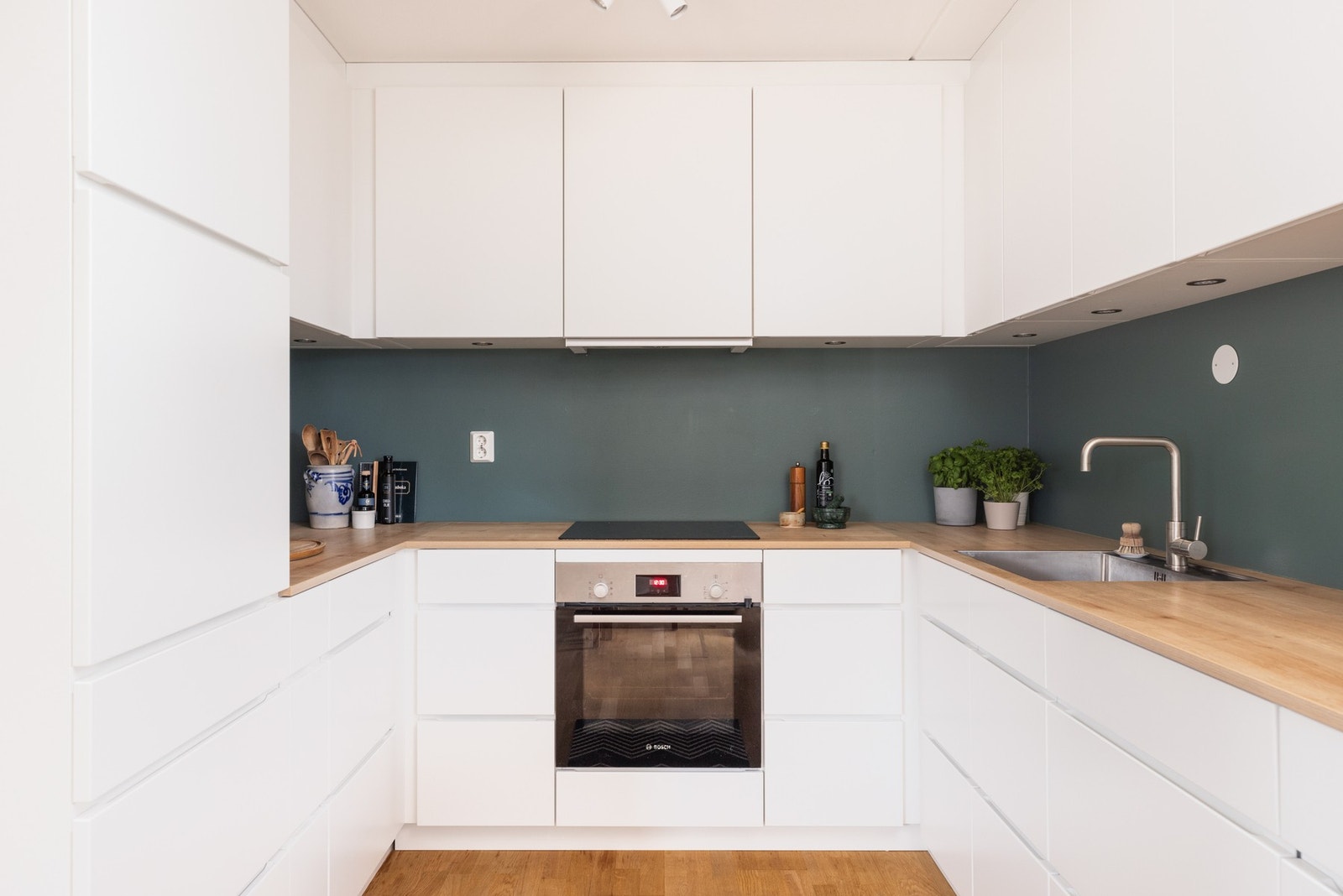 - Her er det godt med skap- og benkeplass. Belysning under overskap, waterguard i underskap og felles avtrekk over kokeplate - Galleribilde