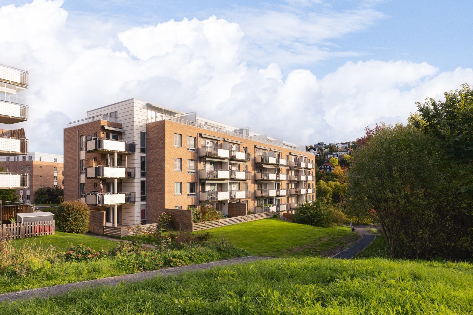 - Sameiet ligger rolig og tilbaketrukket omringet av grøntområder - Galleribilde