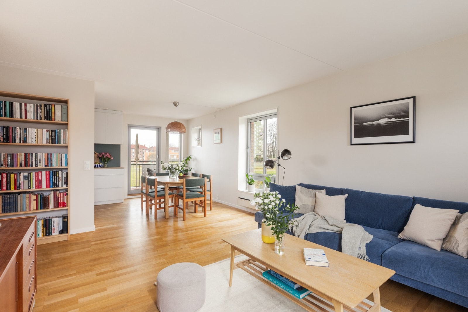 - Stuen ligger i en halvåpen løsning mot kjøkkenet, noe som gjør dette til en sosial arena - Galleribilde