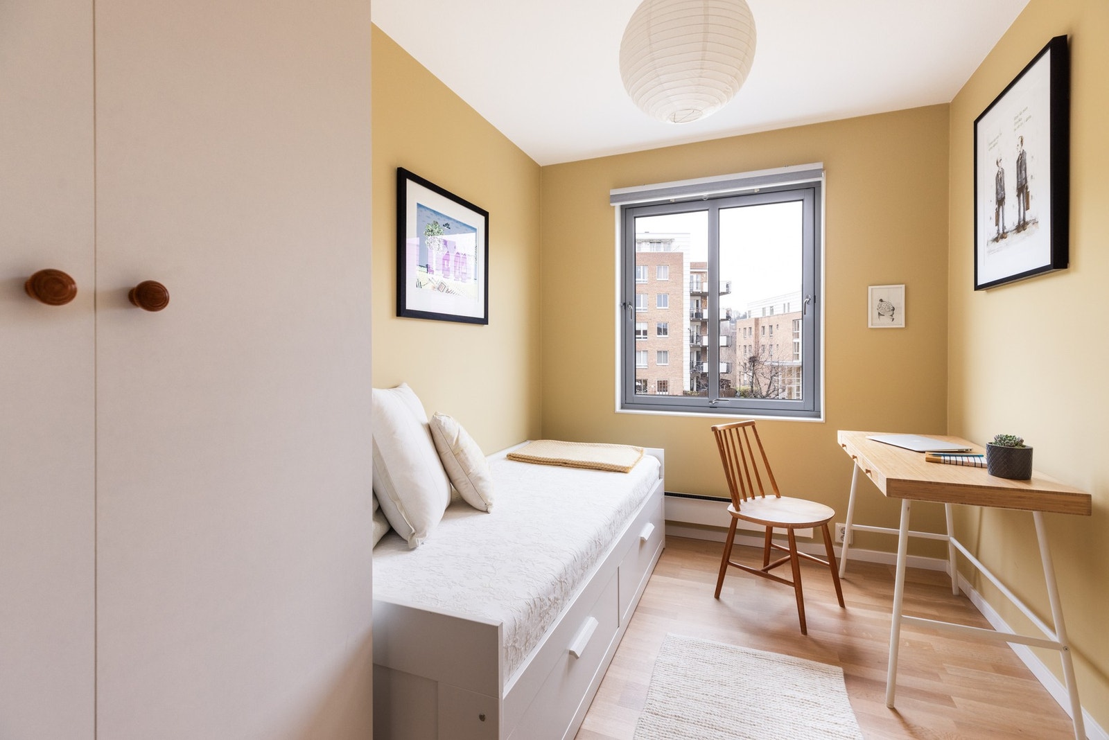 - Soverom 3 med plass til seng, garderobe og kontorpult - Galleribilde