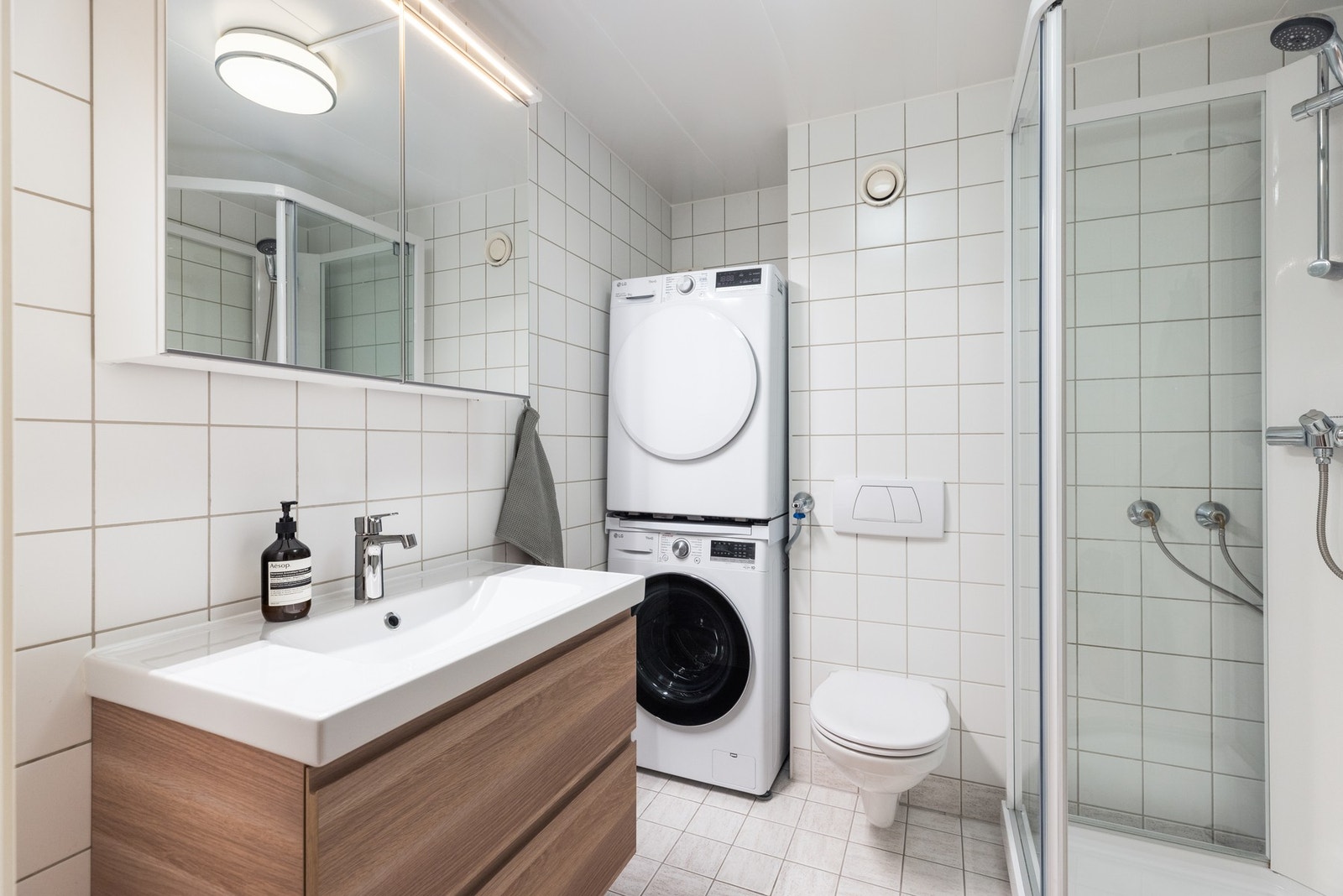 - Pent flislagt baderom med opplegg for vaskemaskin og varme i gulv - Galleribilde