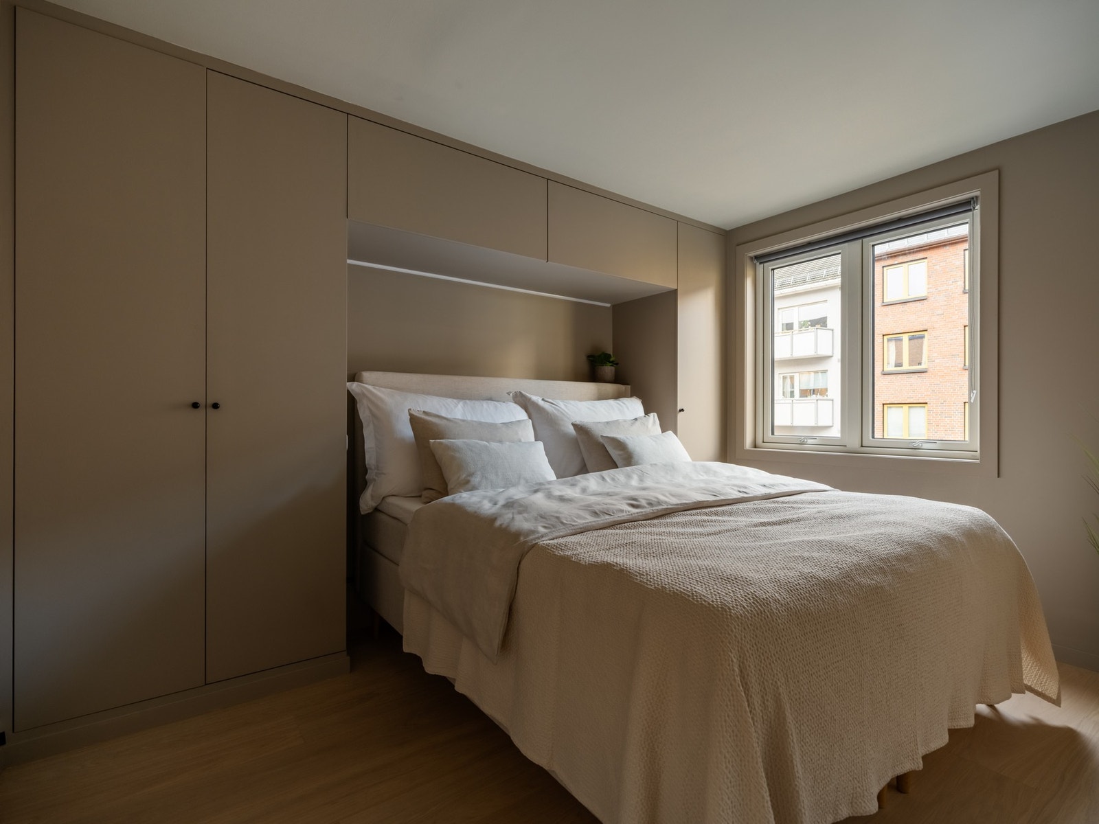 Soverommet er romslig og med plass til alt du måtte behøve på nettopp et soverom. Galleribilde