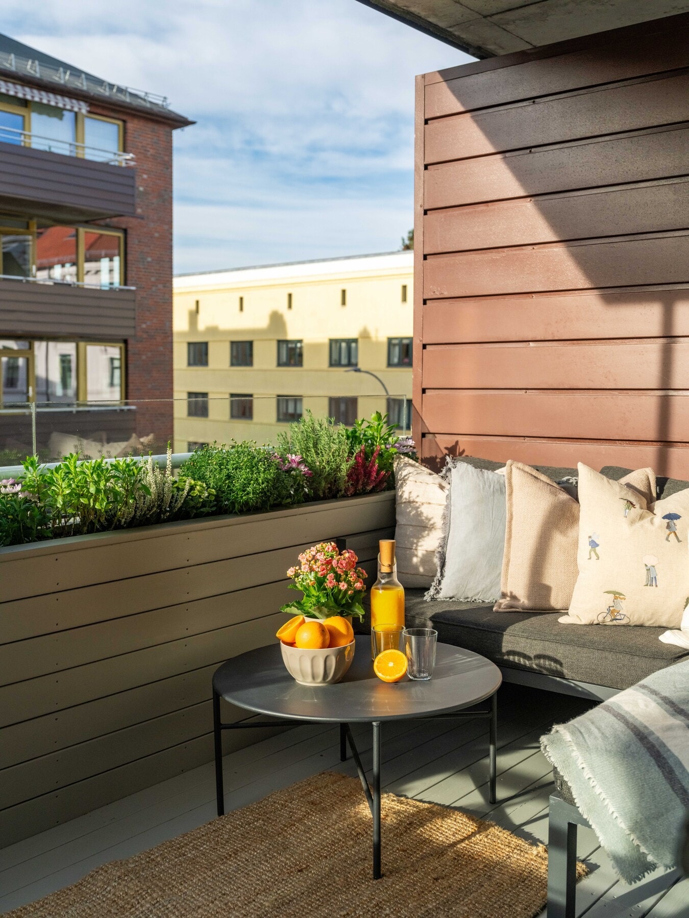 Det er plass til å innrede med en god sittegruppe, og integrert blomsterkasse. Galleribilde