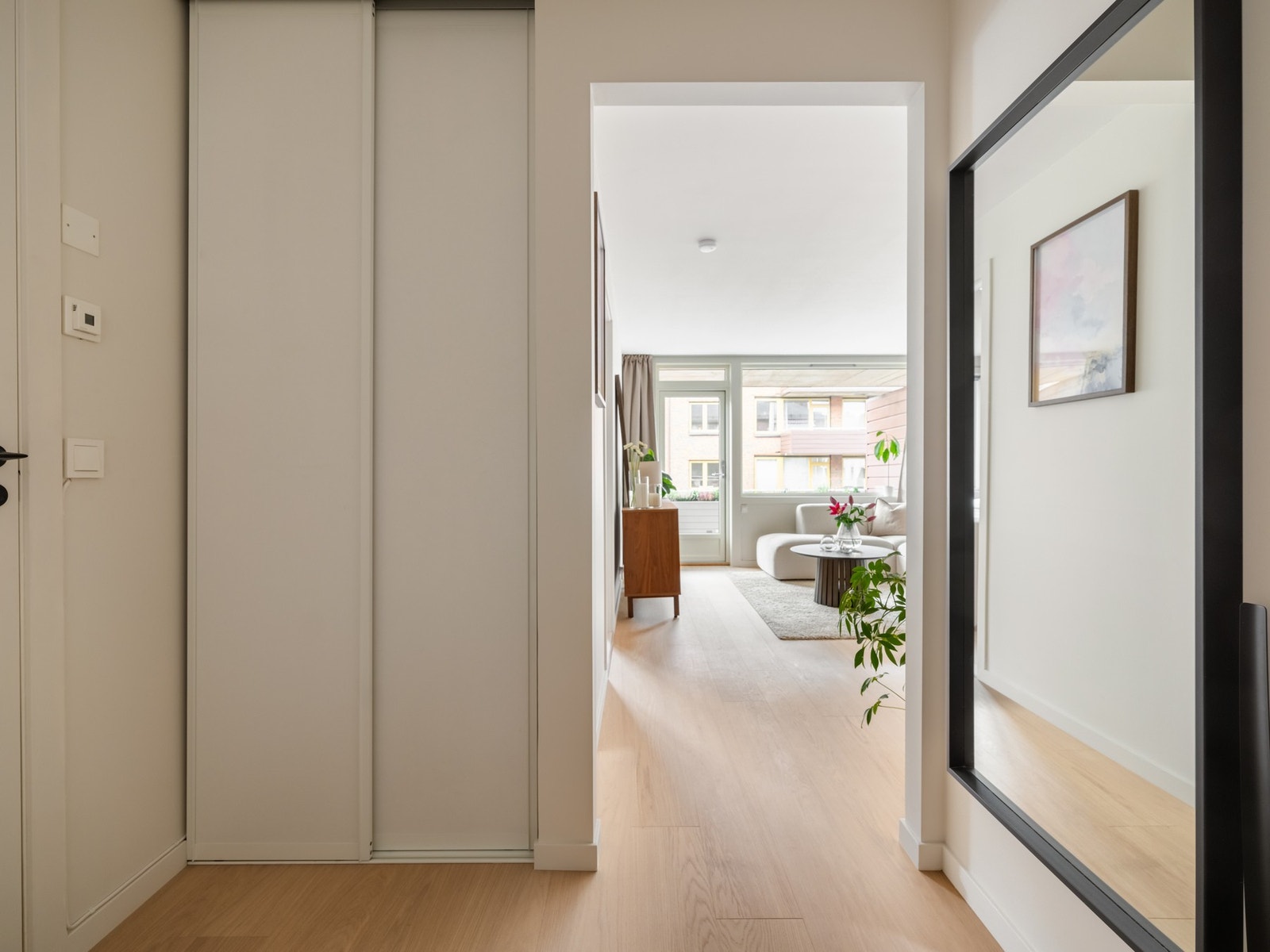 Og plass til det lille ekstra i hverdagen i skyvedørsgarderoben. Galleribilde