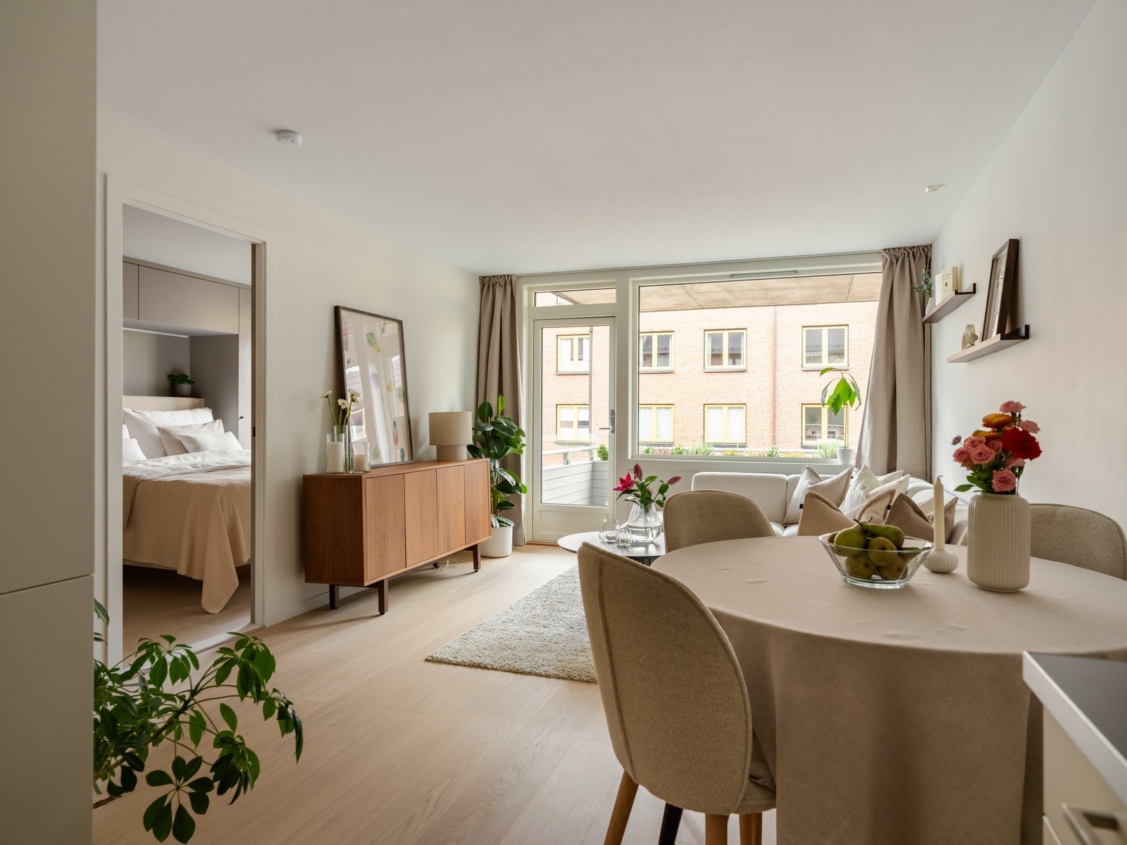 Vi tar en nærmere kikk på soverommet som har adkomst fra stuen. Galleribilde