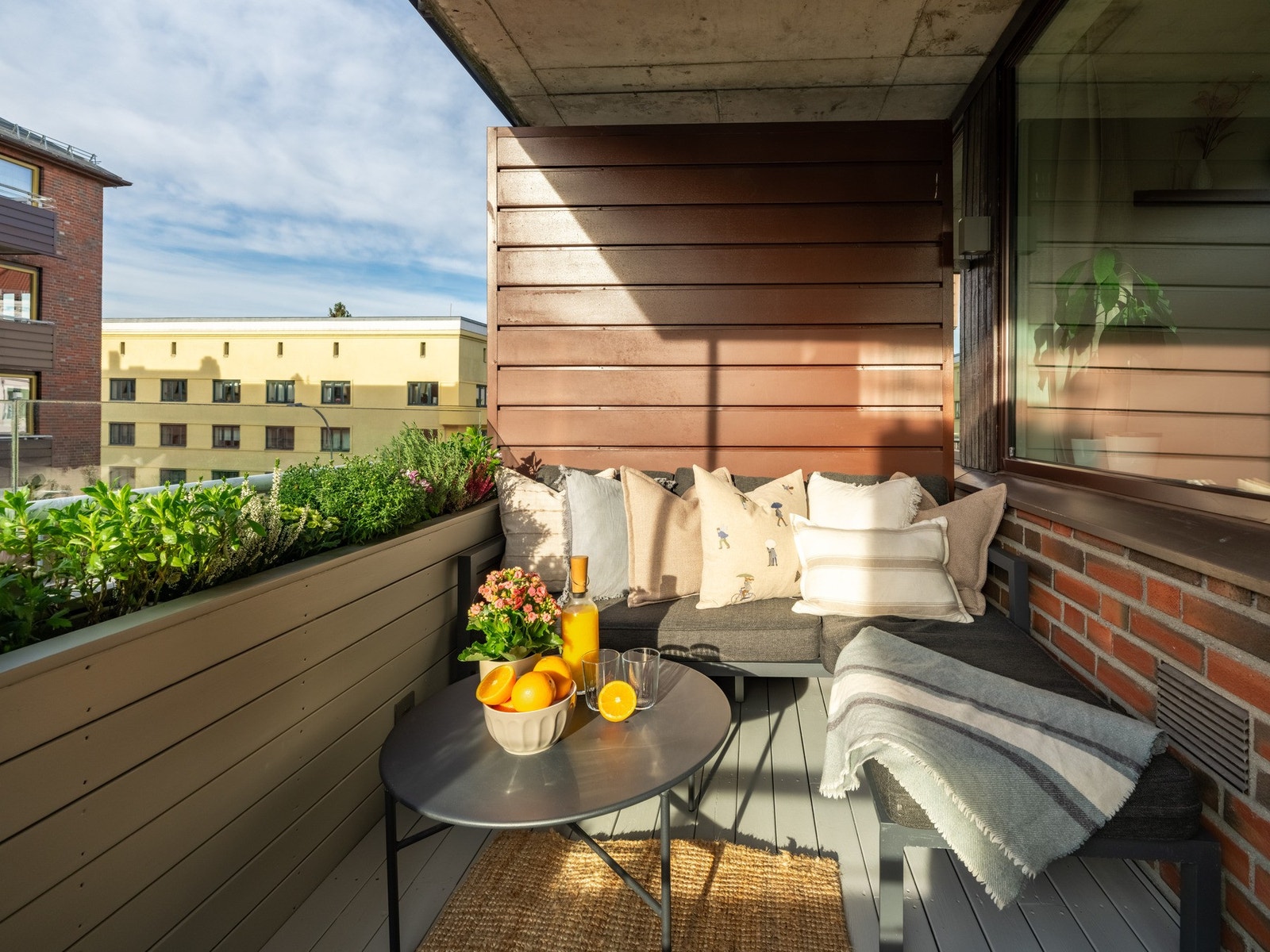 Med leiligheten får du denne herlige uteplassen - nemlig en vestendt balkong på 6 kvm. Galleribilde