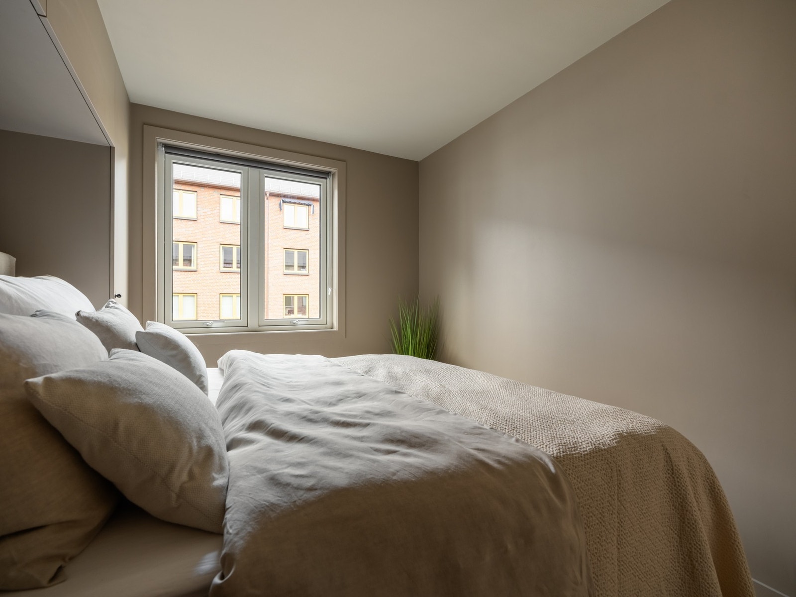 Sengen som står her i dag er 180 cm bred. Det er til og med plass til 200 cm bredde hvis ønskelig i den plassbygde garderoben. Galleribilde