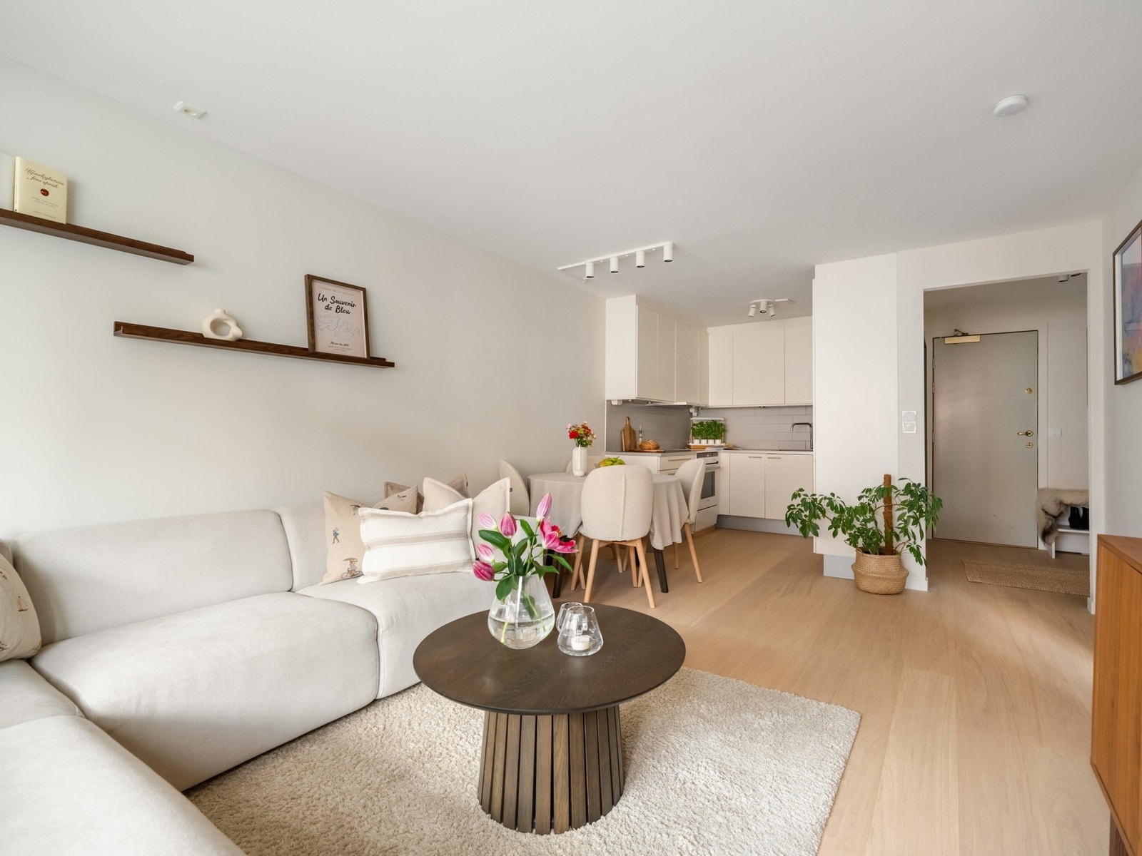 Stuen er selve hjertet i leiligheten, og legger til rette for å være et godt og sosialt rom. Galleribilde