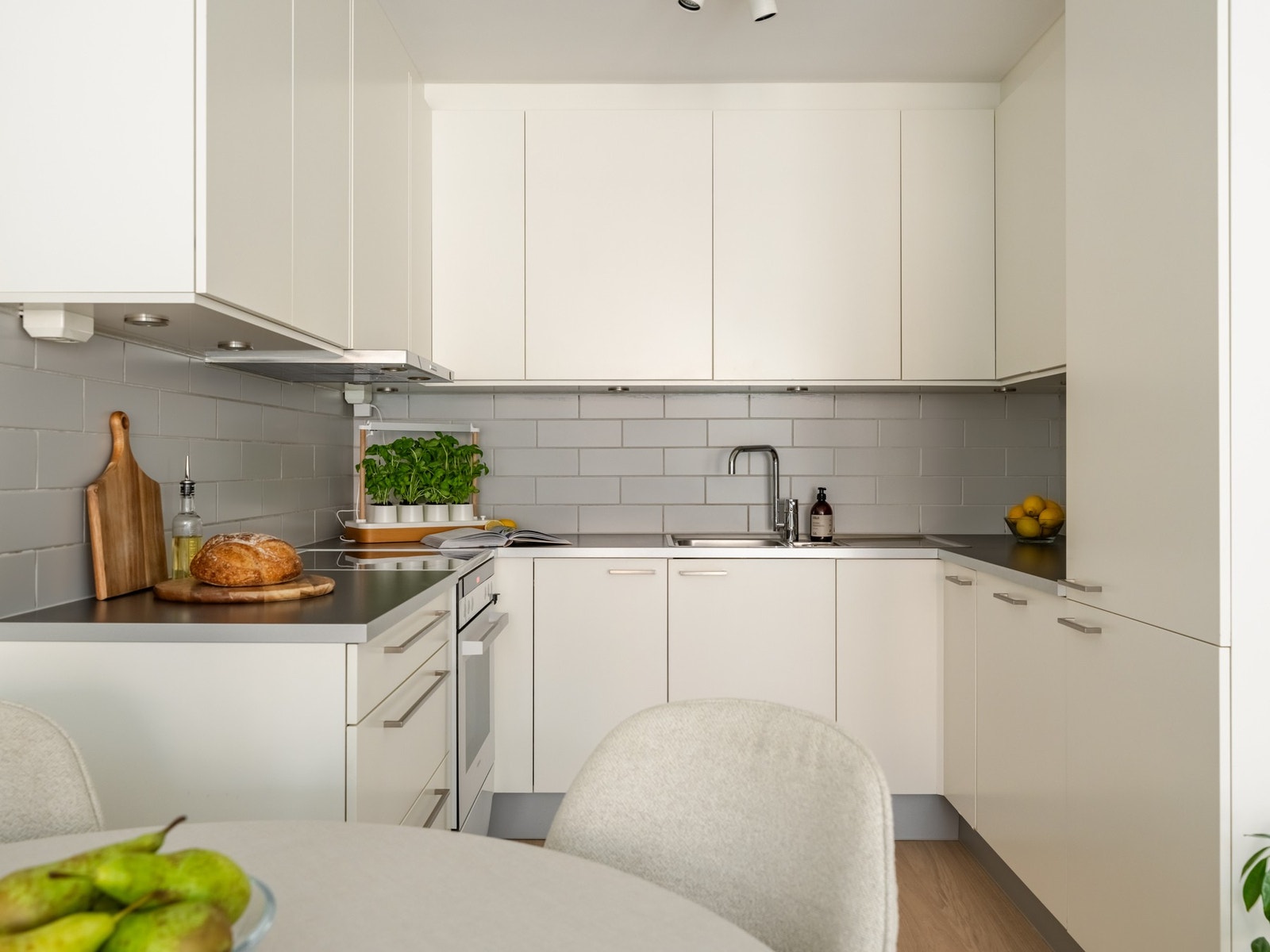 Kjøkkeninnredningen er delikat med slette, hvite fronter og fliser over benkeplate. Selve kjøkkenet er fra 2012. Galleribilde