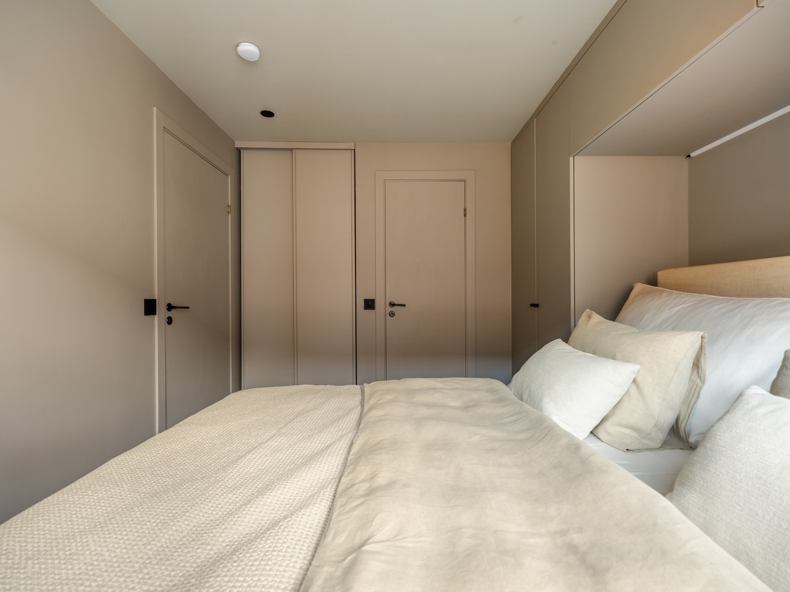 Det er rikelig med lagring i garderobeskap, samt skyvedørsgarderobe. Galleribilde