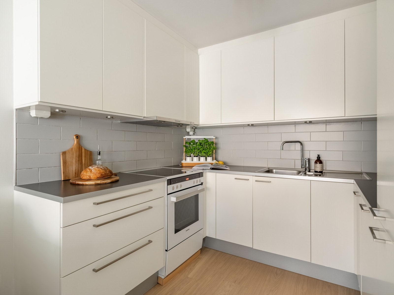 Det er integrerte hvitevarer bestårende av kombinert kjøl- og frys og oppvaskmaskin, samt frittstående komfyr med platetopp. Hvitevarer medfølger. Galleribilde