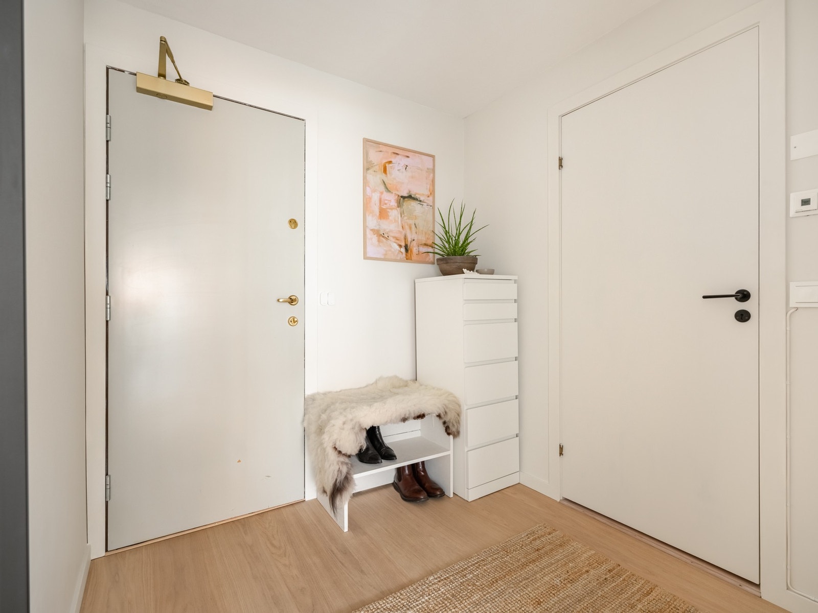 Velkommen inn! Det er plass til å henge fra seg yttertøy og plassere sko i entréen. Galleribilde