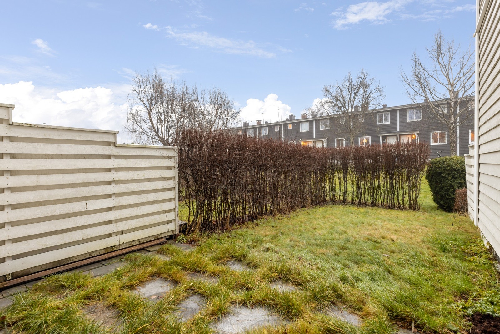 Boligen har et hyggelig og solrikt uteområdet. Galleribilde