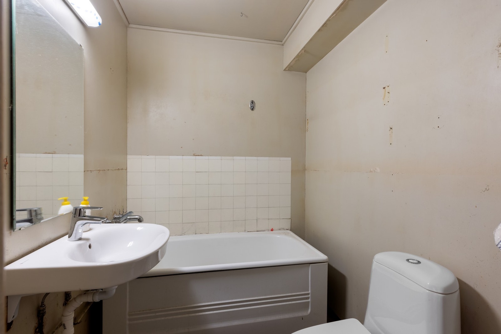 Badet er fra byggeår og har behov for oppgradering. Galleribilde