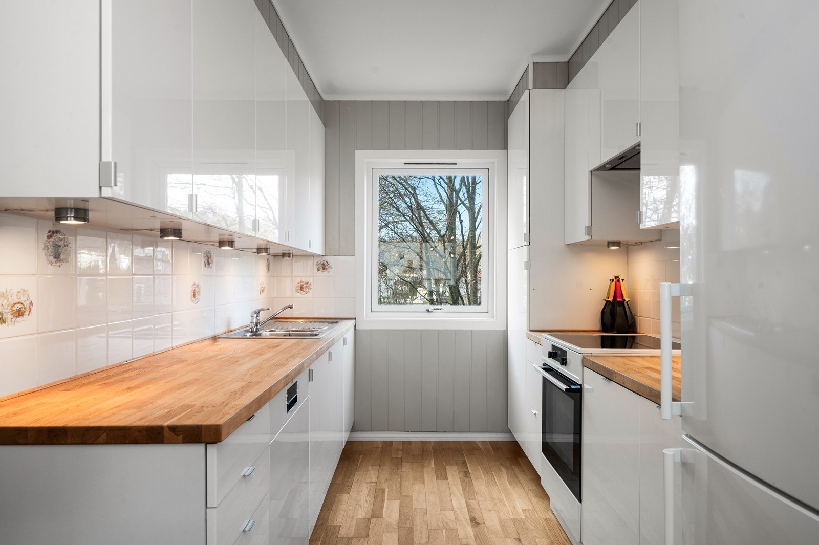 Kjøkkenet er oppgradert og har en solid benkeplate i heltre. Galleribilde