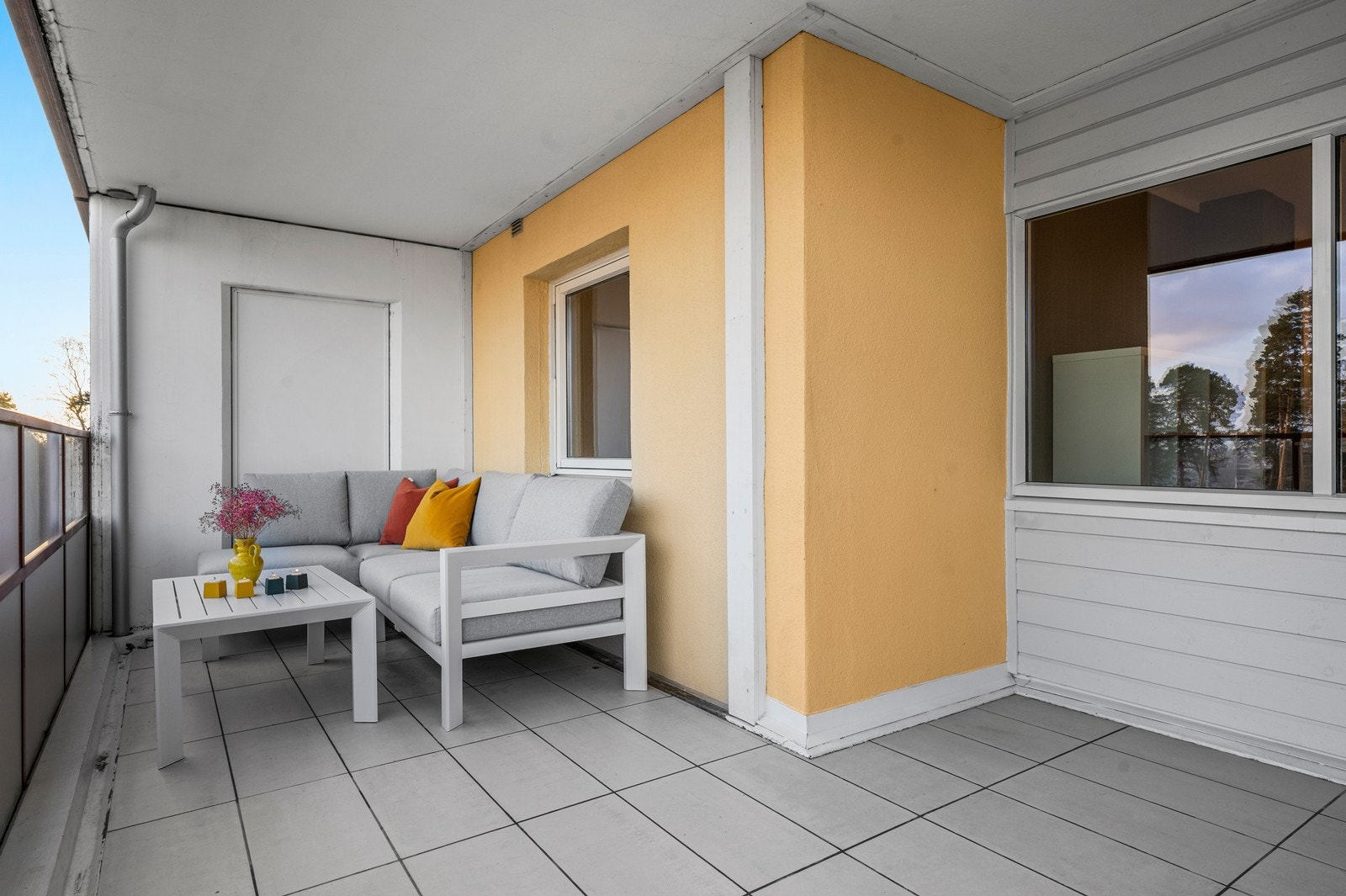 Verandaen gir rikelig med plass til en utendørs sittegruppe. Galleribilde