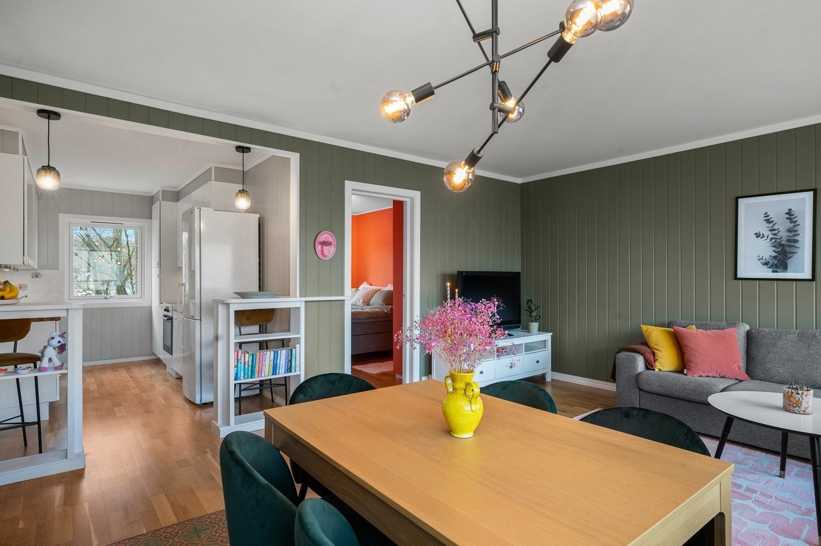 Gjennomgående parkett på gulv i stue, kjøkken og soverom. Galleribilde