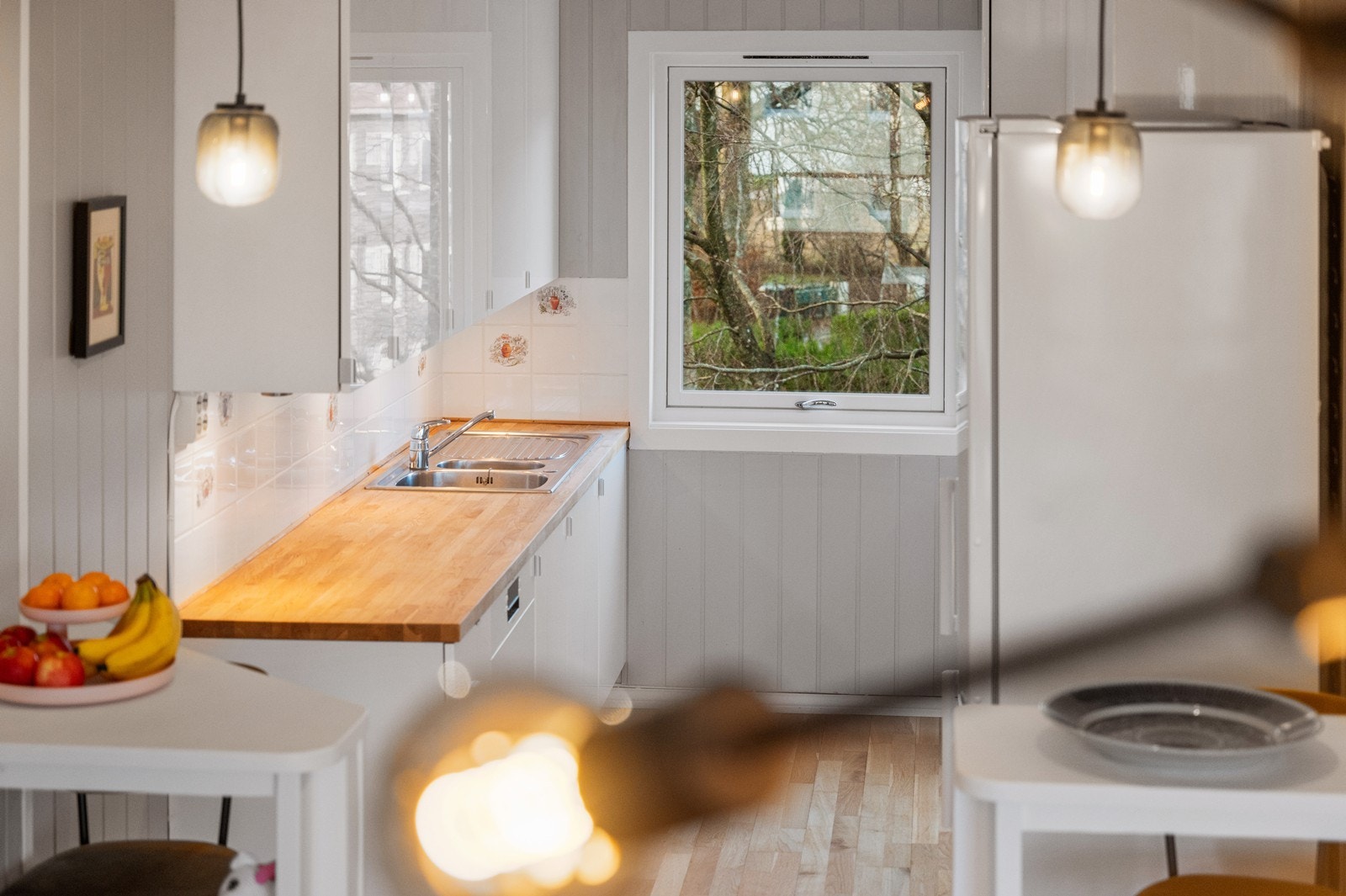 Innredningen har slette, lyse fronter som gir et ryddig inntrykk. Galleribilde