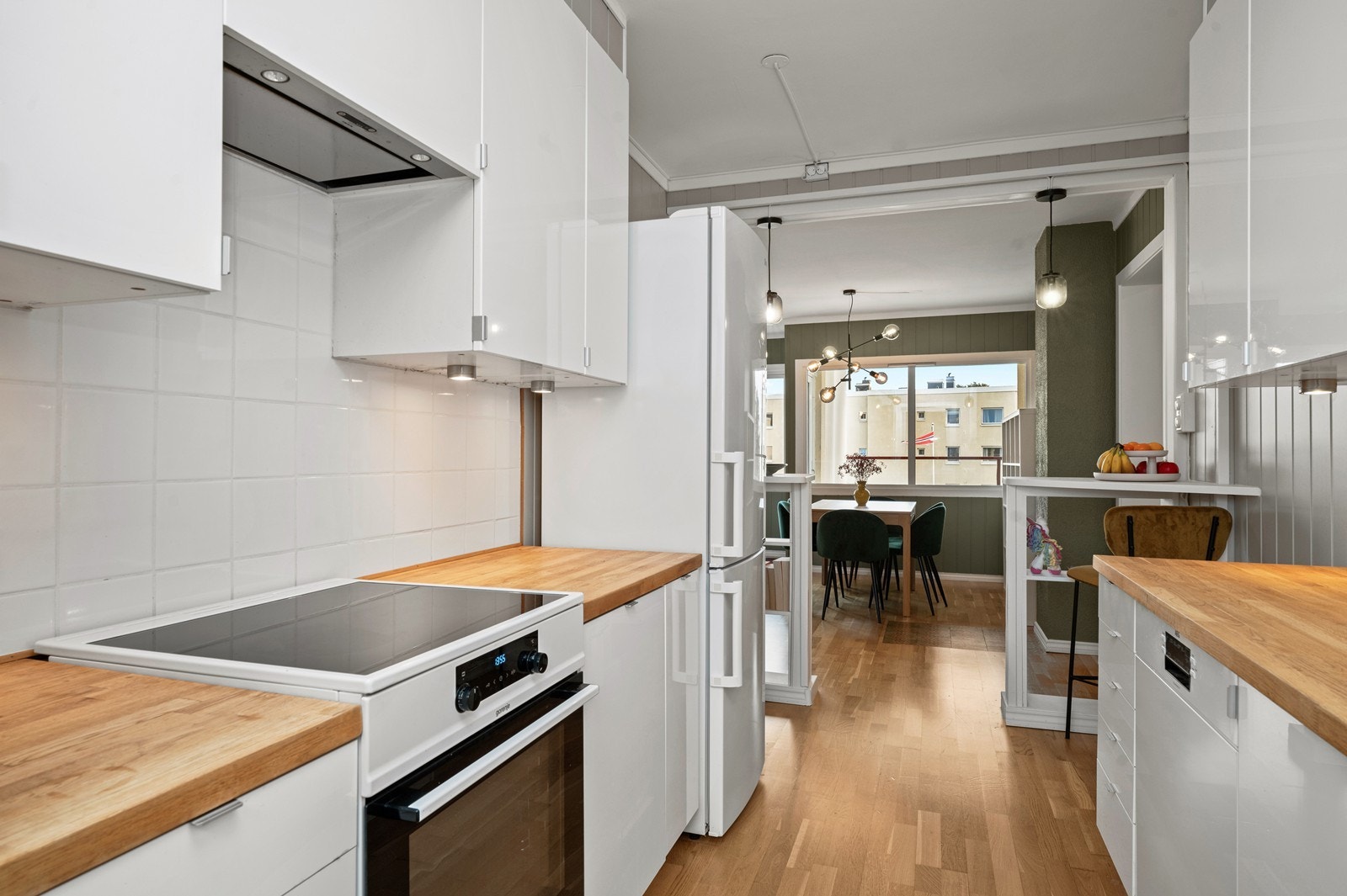 Kjøkkenet er utstyrt med nyere komfyr fra 2021 og oppvaskmaskin fra 2019. Galleribilde