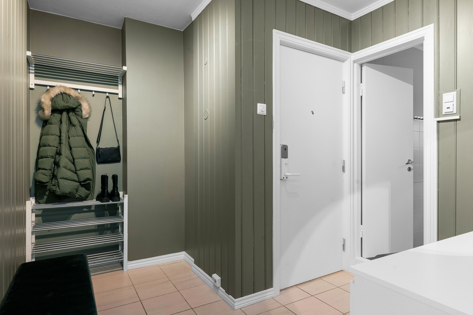 Entréen ønsker velkommen med flislagt gulv og behagelige varmekabler. Galleribilde