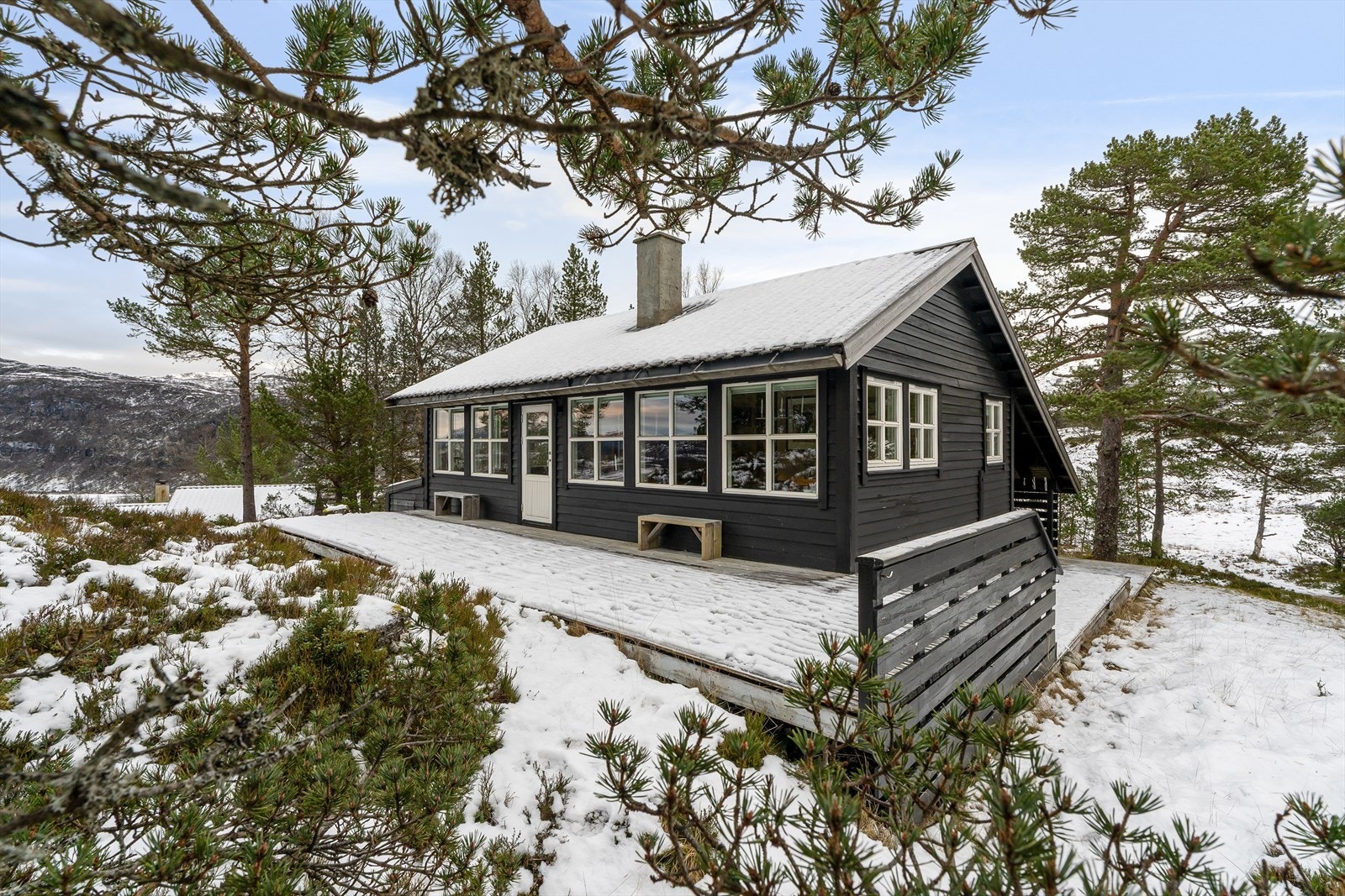 Hytten ligger fint, avskjermet og sentralt til på Gullingen. Et godt utgangspunkt for de fleste friluftsaktiviter. Galleribilde