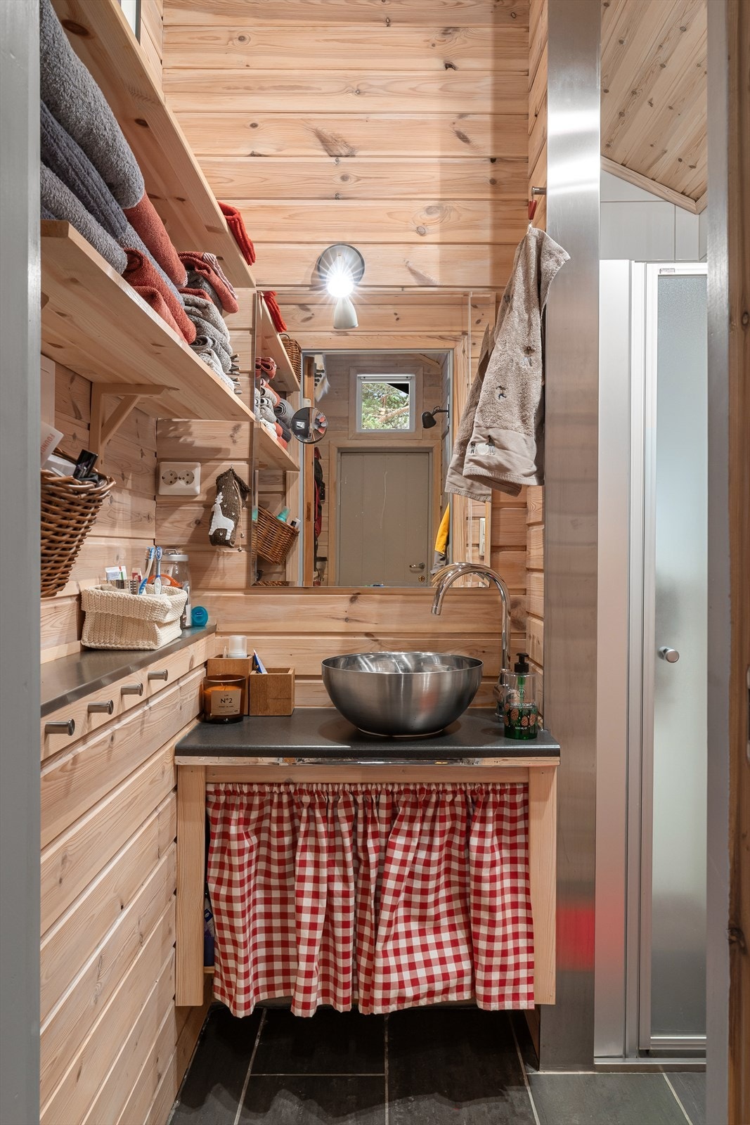 Bad med vask, dusj og toalett. Det er innlagt off. vann og avløp. Galleribilde