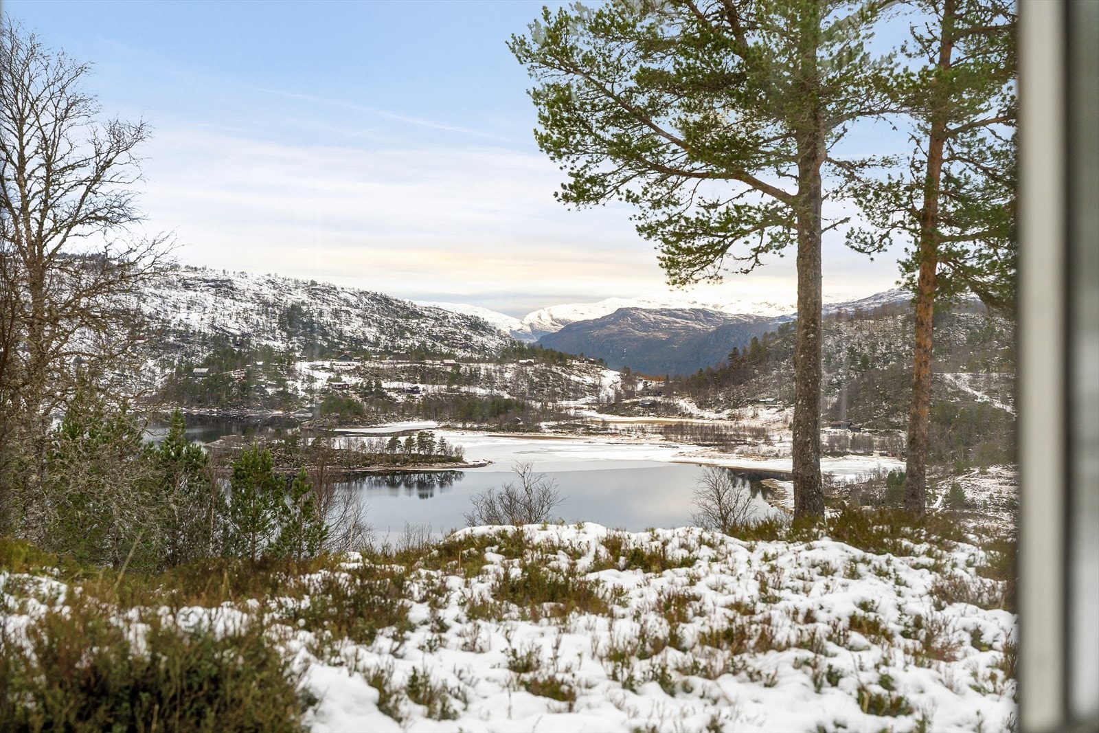 Hytten ligger avskjermet og fint til med utsikt mot Mosvatnet. Skileik, skiløyper, skitrekk og flotte turløyper like ved. Galleribilde