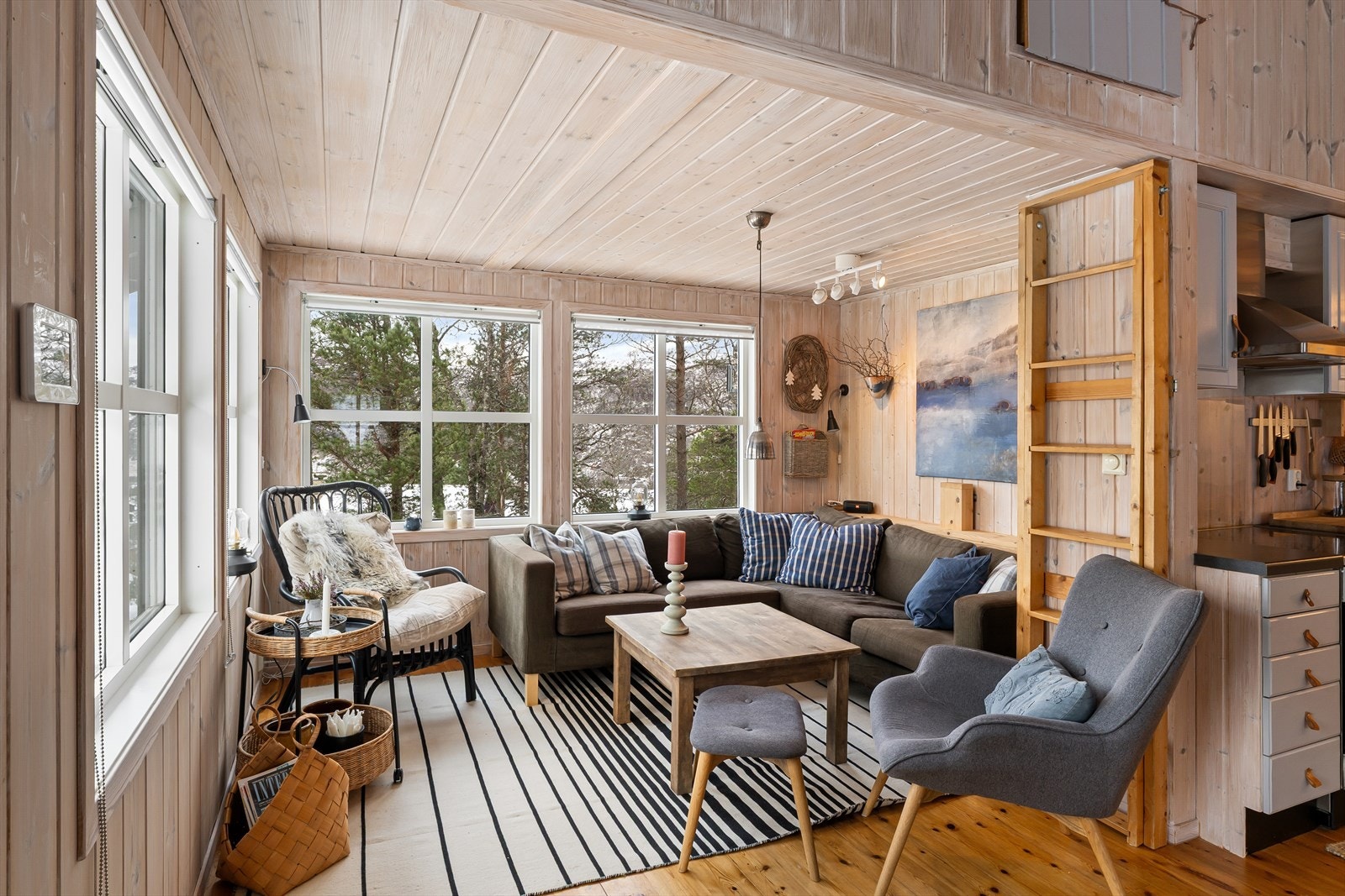 Fra stuen er det oppgang til smart hemsløsning (veldig kjekt å ha for barna, gjestene etc.) Galleribilde