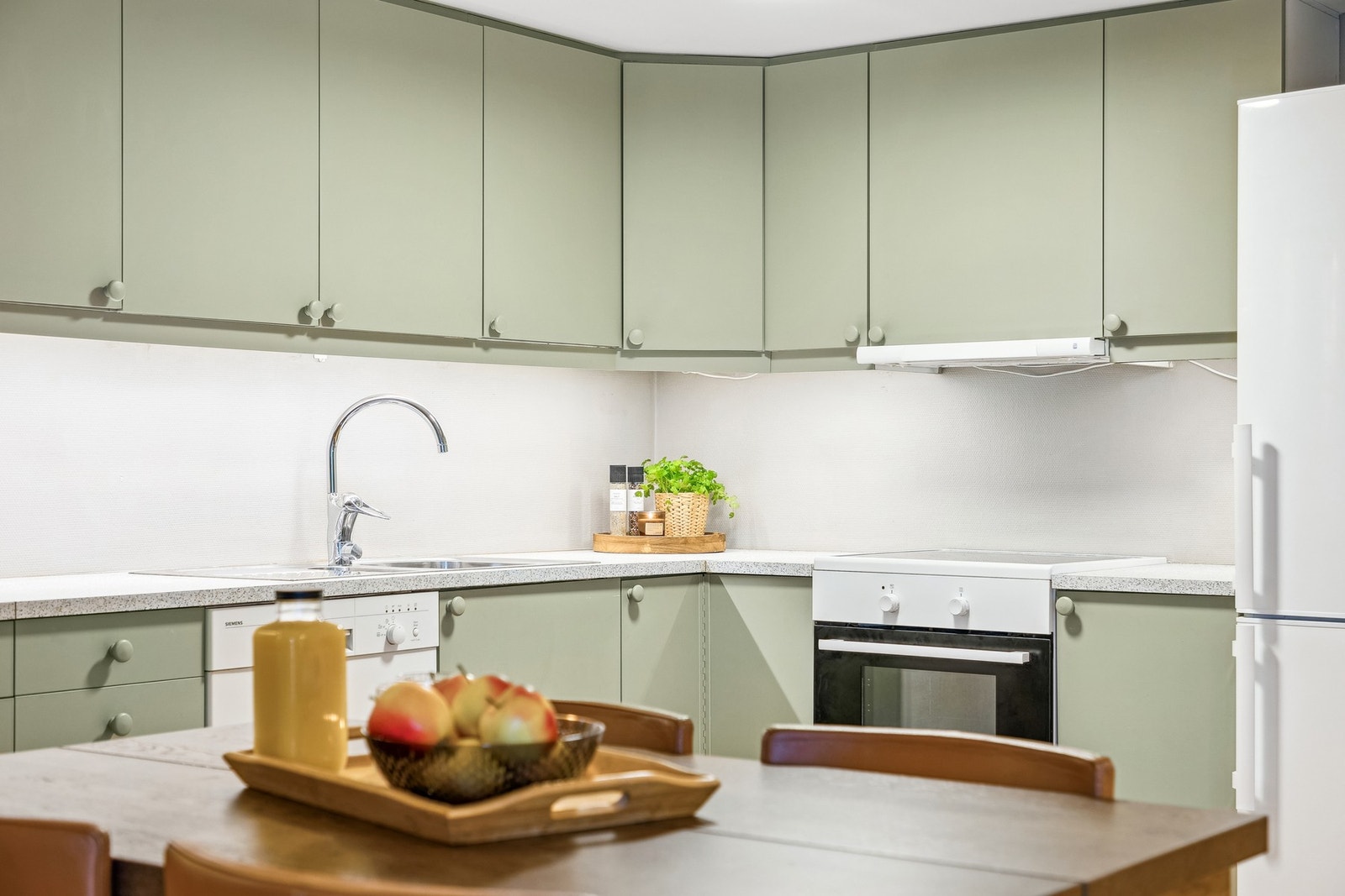 Kjøkkenet er lyst og pent, med rikelig av skap- og benkeplass Galleribilde