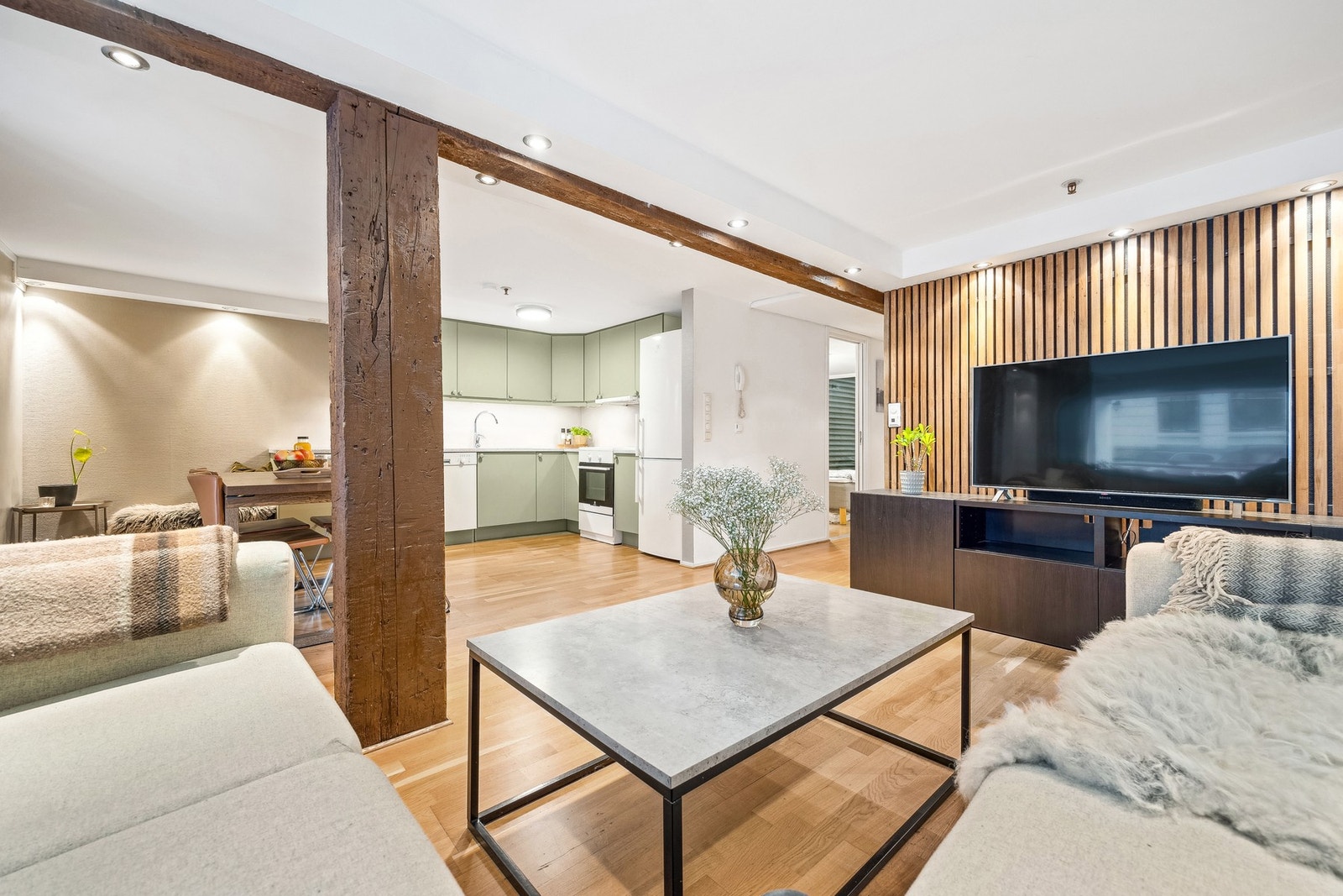 Lys og romslig åpen løsning mellom stua og kjøkkenet, som bidrar til en god romfølelse. Galleribilde