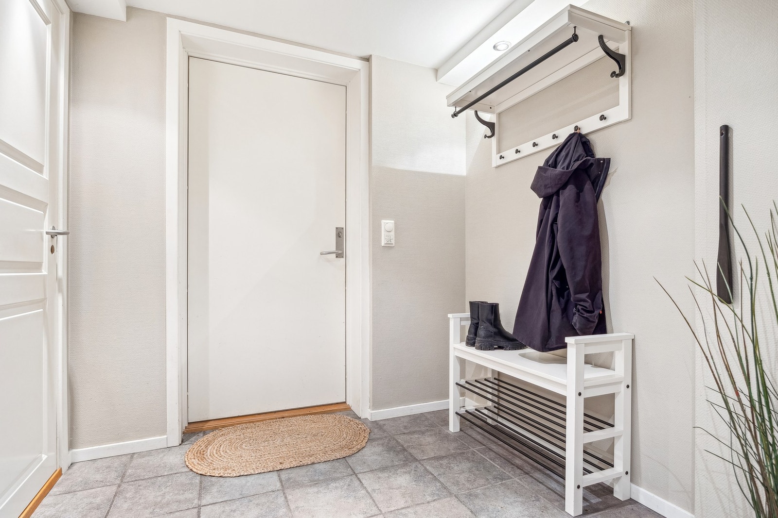 Entré på over 4 m². God plass til oppbevaring av yttertøy. Galleribilde