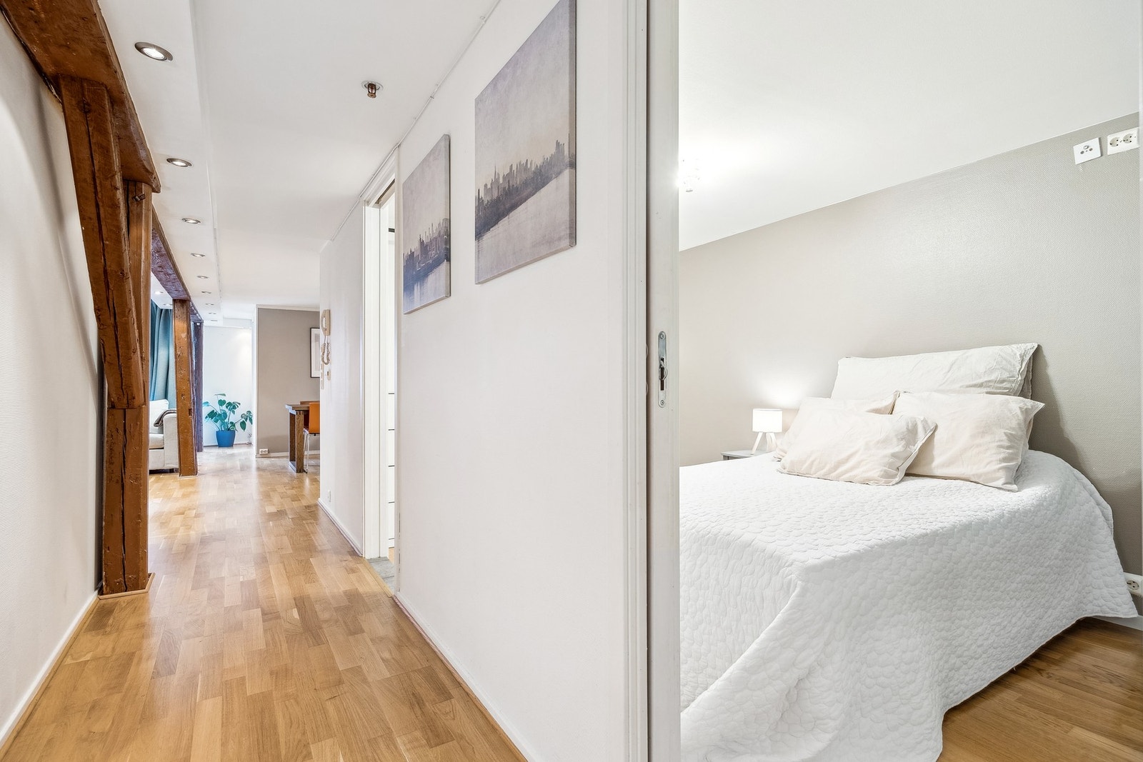 Hovedsoverommet har en praktisk skyvedørsløsning på begge sider av sengen. Galleribilde