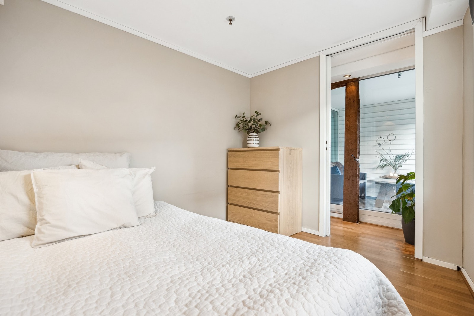 Her er det god plass til dobbeltseng og ønsket garderobe. Galleribilde