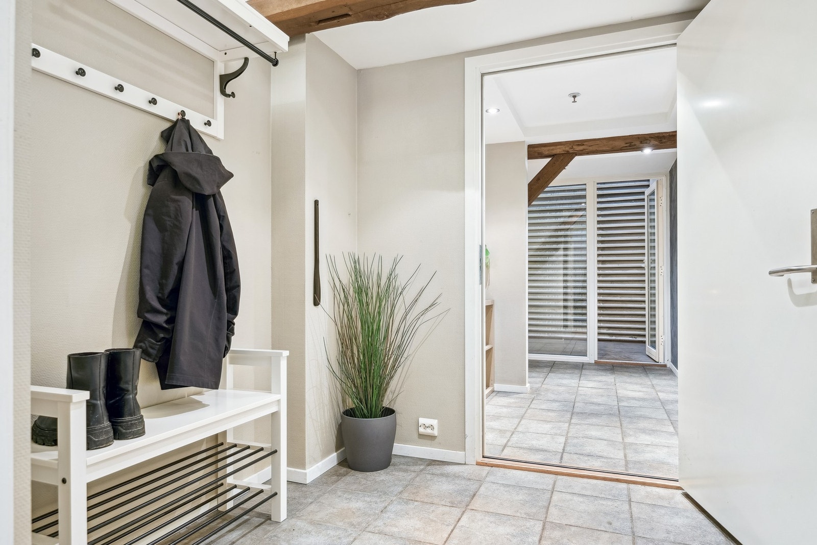 Videre inn i boligen kommer du til en gang på over 12 m². Galleribilde