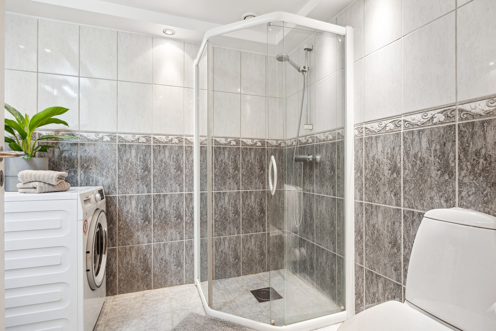 Her finnes det bl.a. opplegg for vaskemaskin, dusjhjørne og gulvmontert toalett. Galleribilde