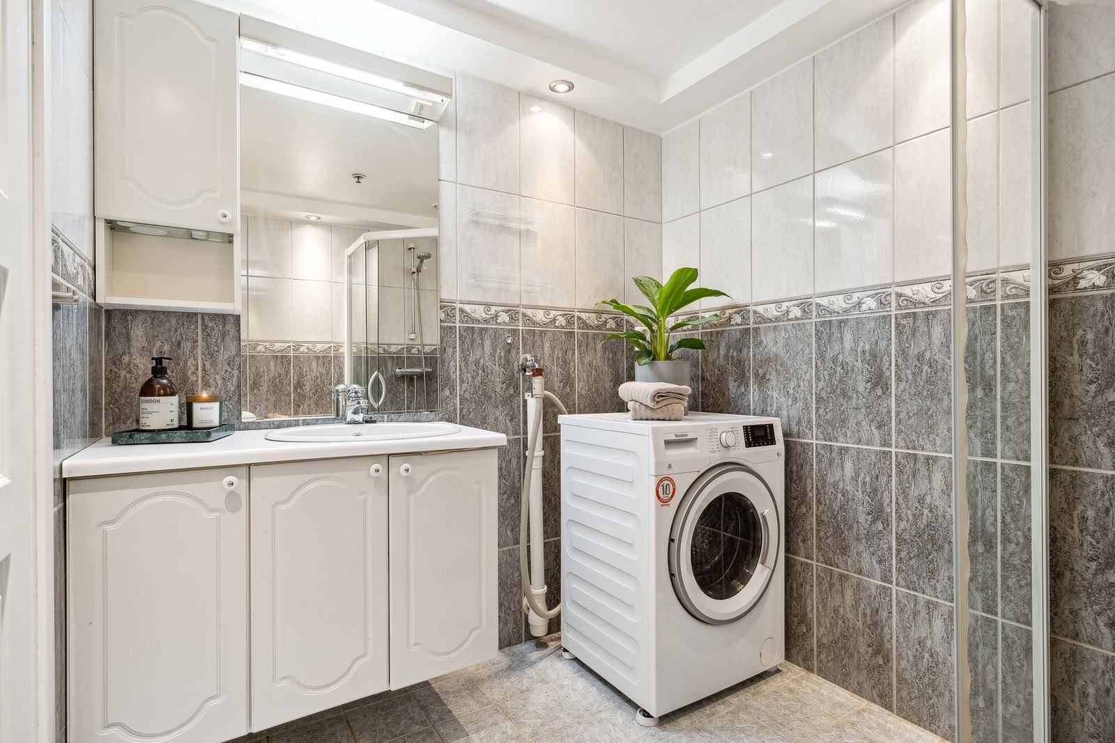 Flislagt bad på 4,5 m² med gulvvarme. Galleribilde