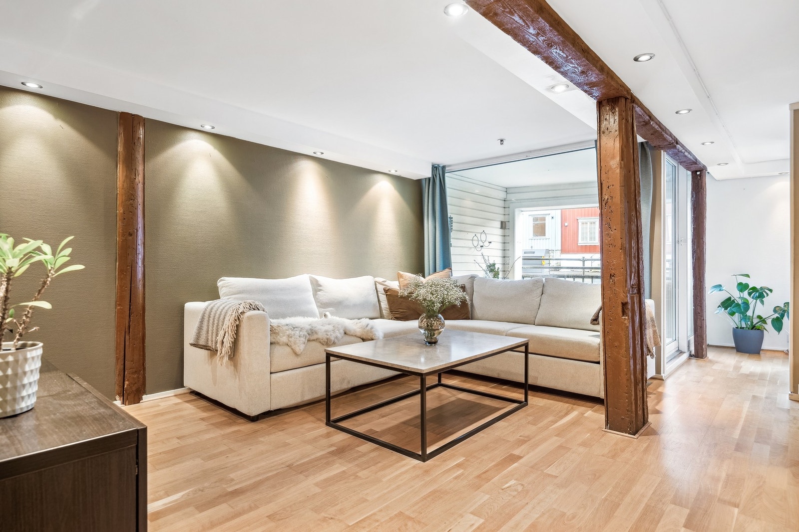 Store vindusflater, kombinert med overflater malt i tidsriktige farger, gir leiligheten en lett og luftig atmosfære. Galleribilde