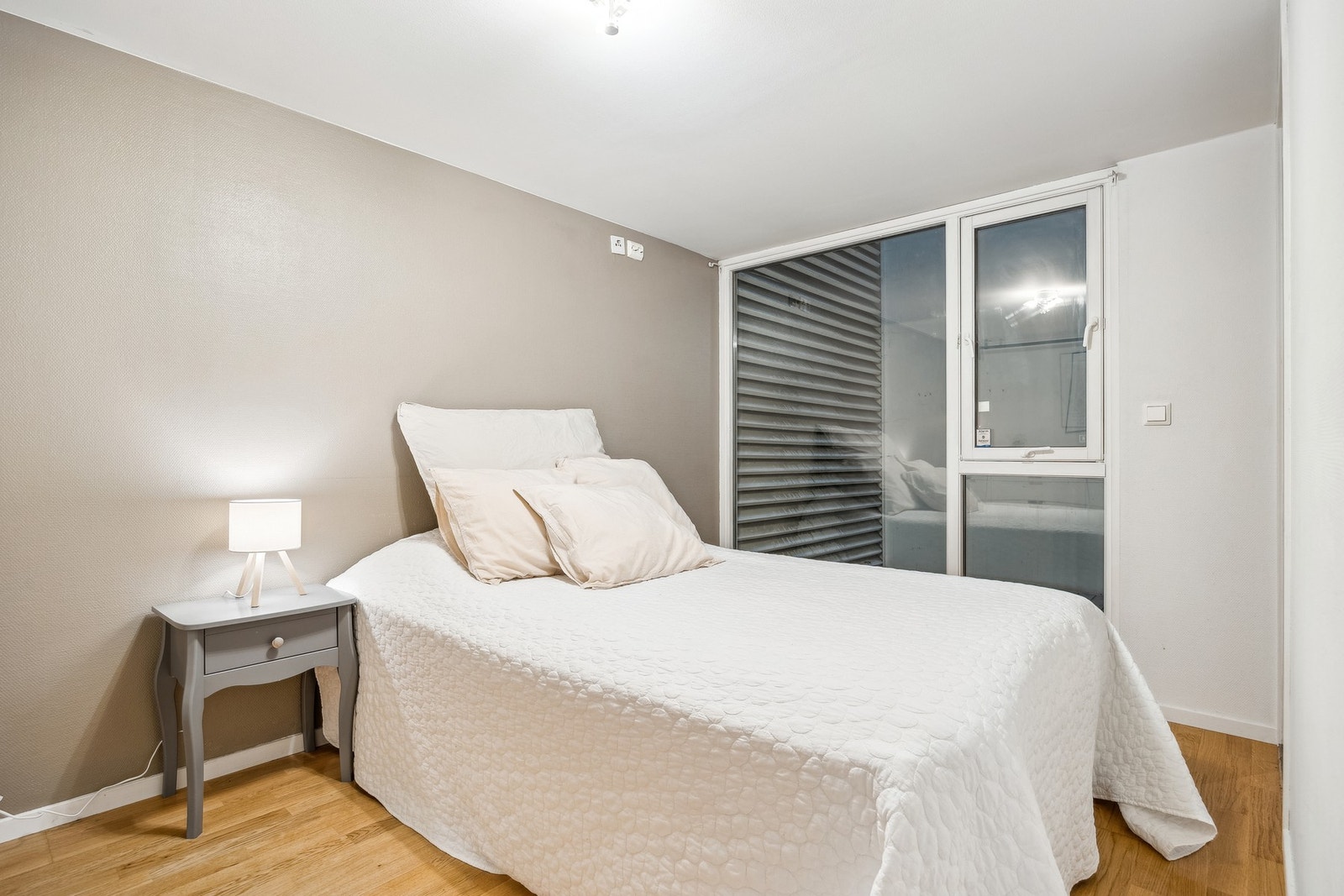 Romslig og koselig soverom på hele 10 m². Galleribilde