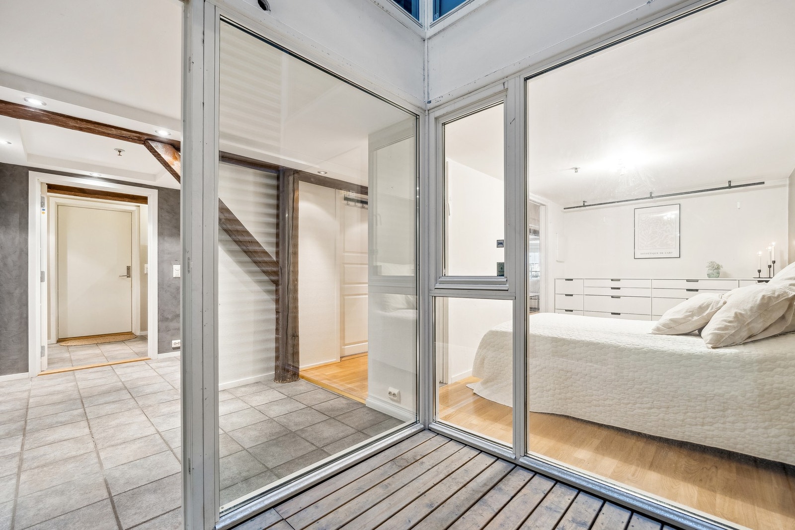 De store vindusoverflatene er gjennomgående for hele leiligheten. Galleribilde