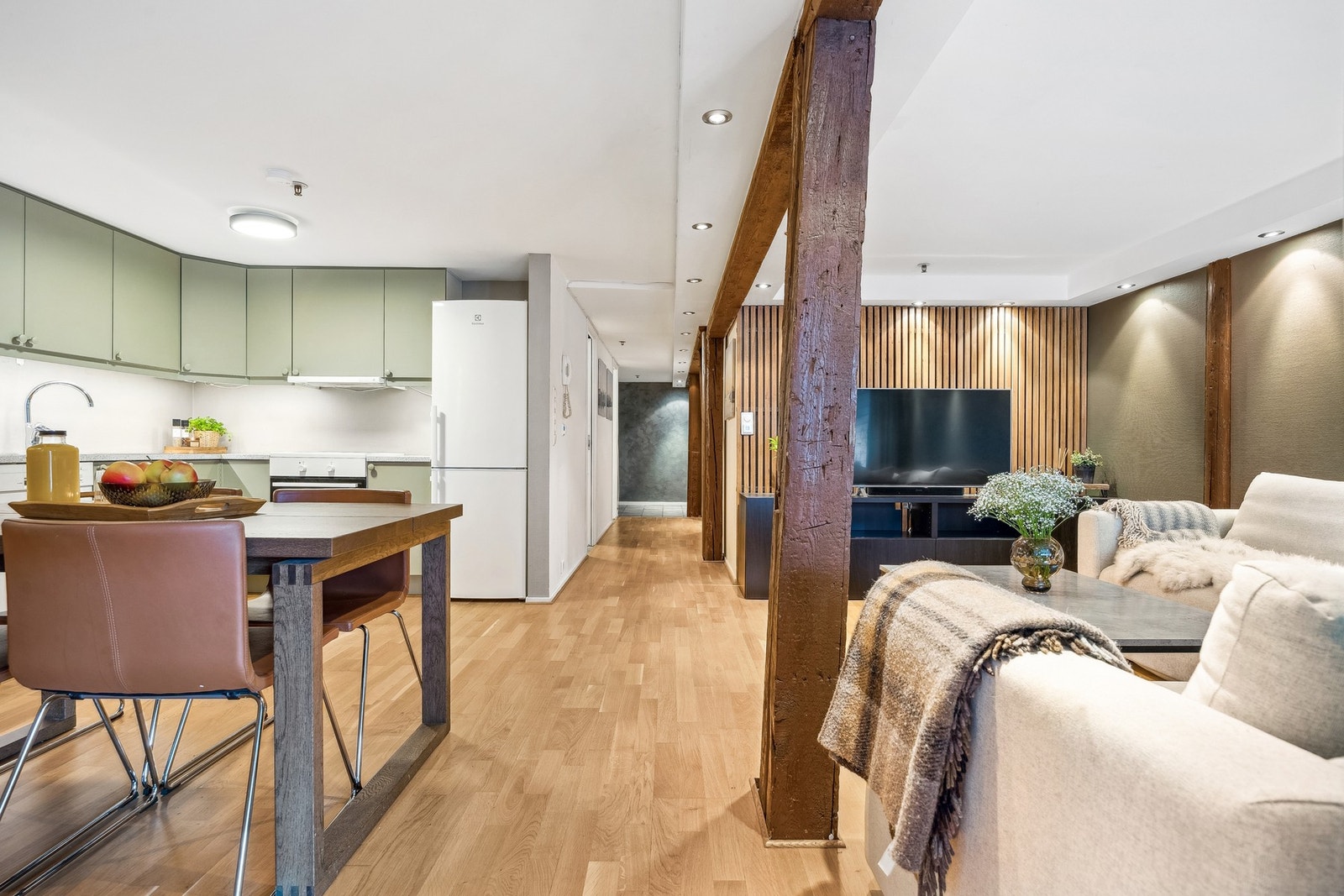 De originale bjelkelagene gir et naturlig særpreg i boligen. Galleribilde