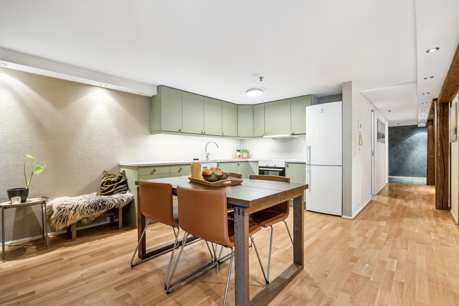 Spisetuen finner sin naturlige plass i rommet mellom kjøkkenet og stuen. Galleribilde