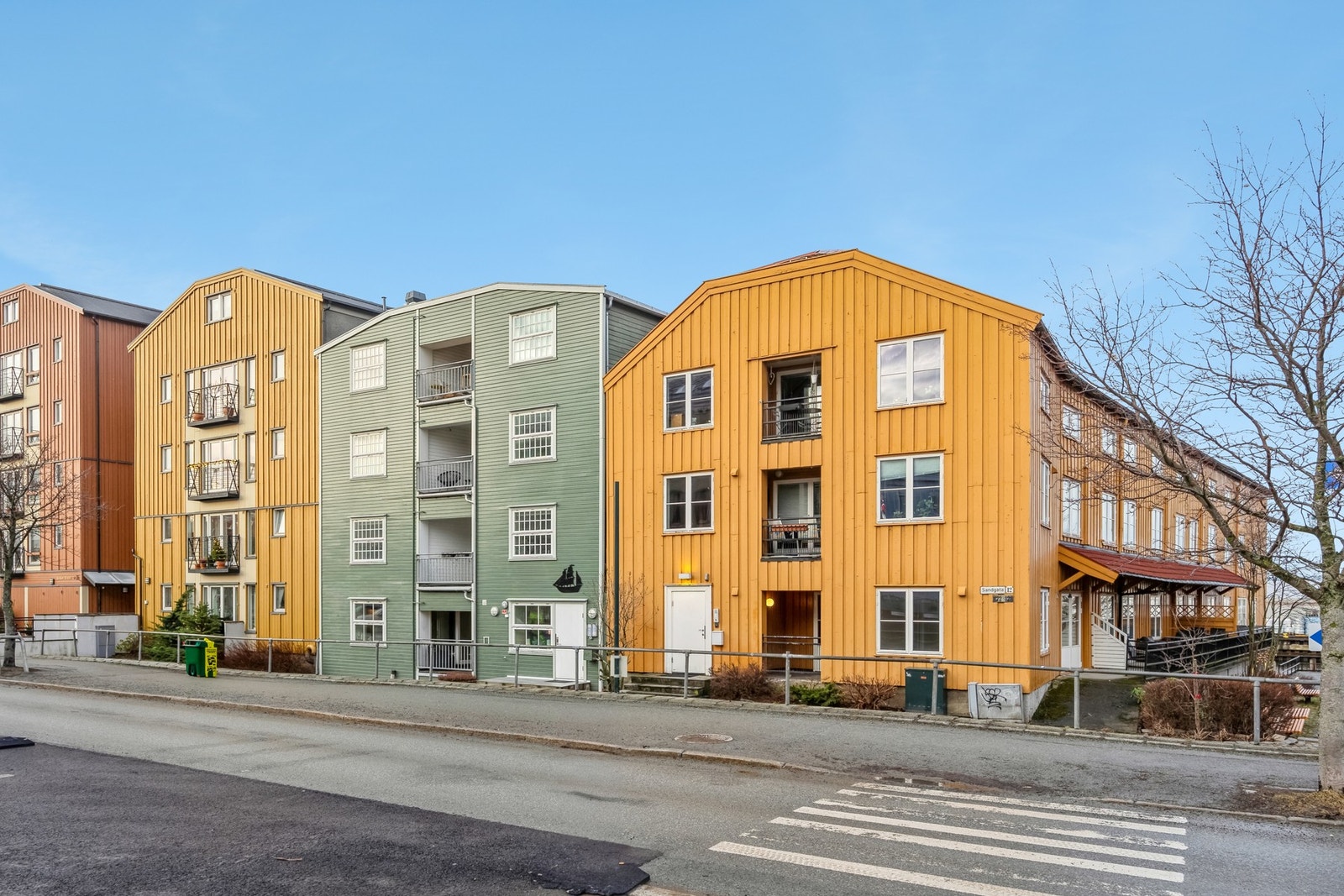 Fasadebilde - Fra leiligheten er det gangavstand til bykjernen i Trondheim. Her finnes "alt" av servicefunksjoner man behøver i det daglige. Galleribilde