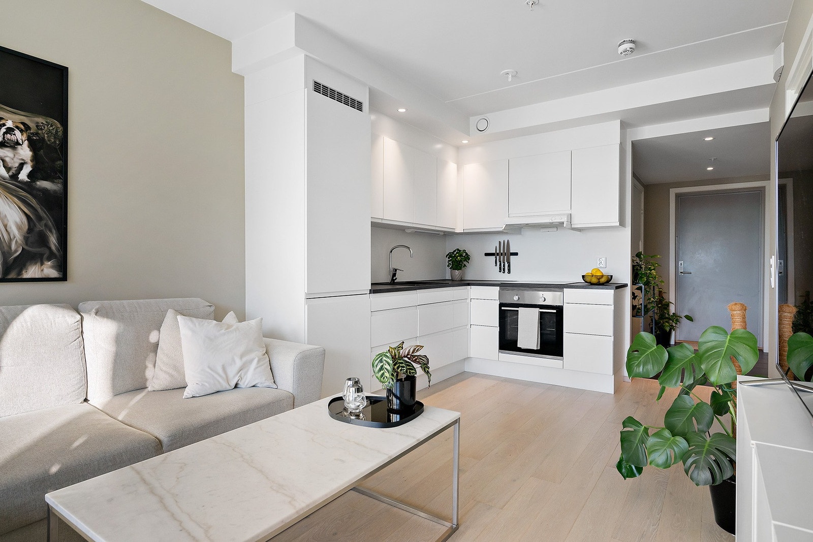 Den luftige romfølelsen gjør at du kan lene deg tilbake og virkelig kjenne roen senke seg etter en lang dag. Galleribilde