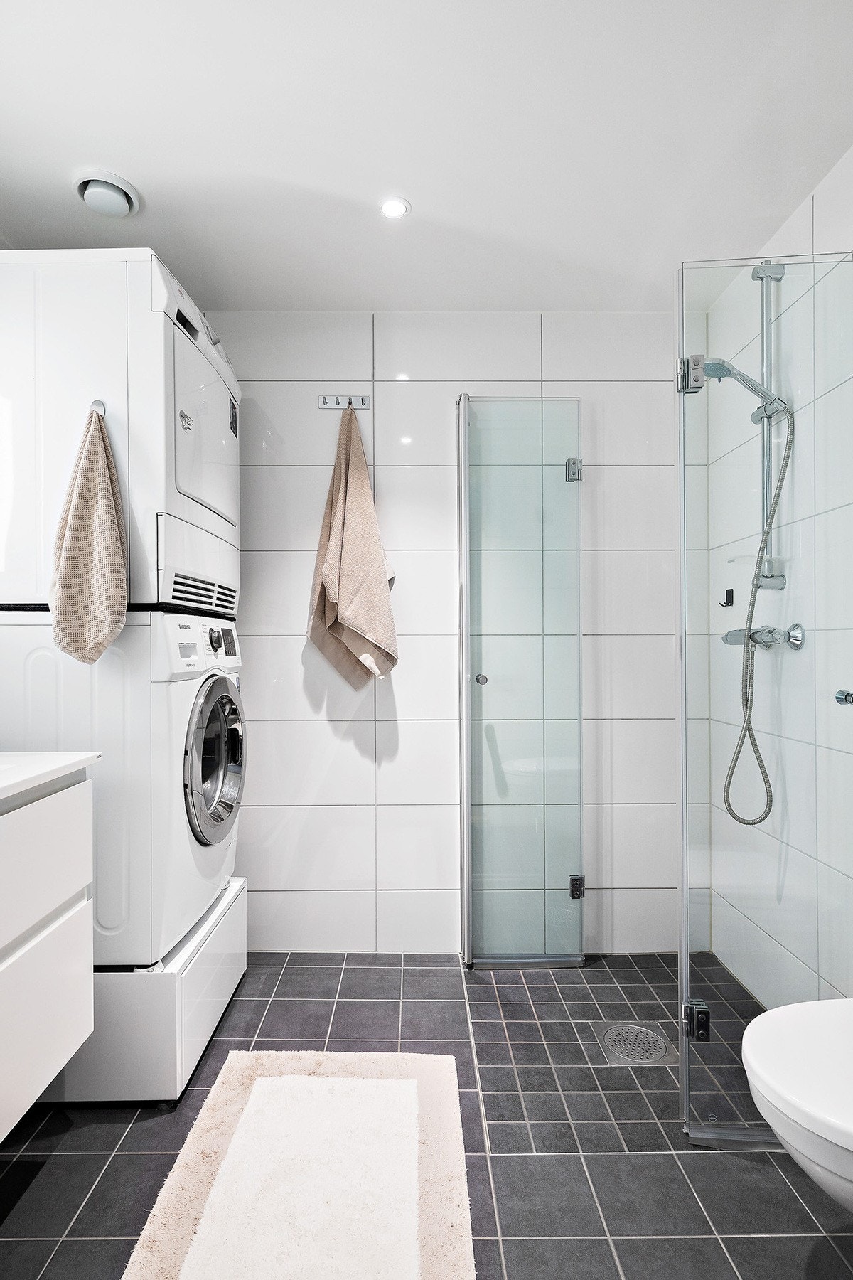 Stilrent og lettstelt baderom fra byggeår, med fliser på både gulv og vegger. Galleribilde