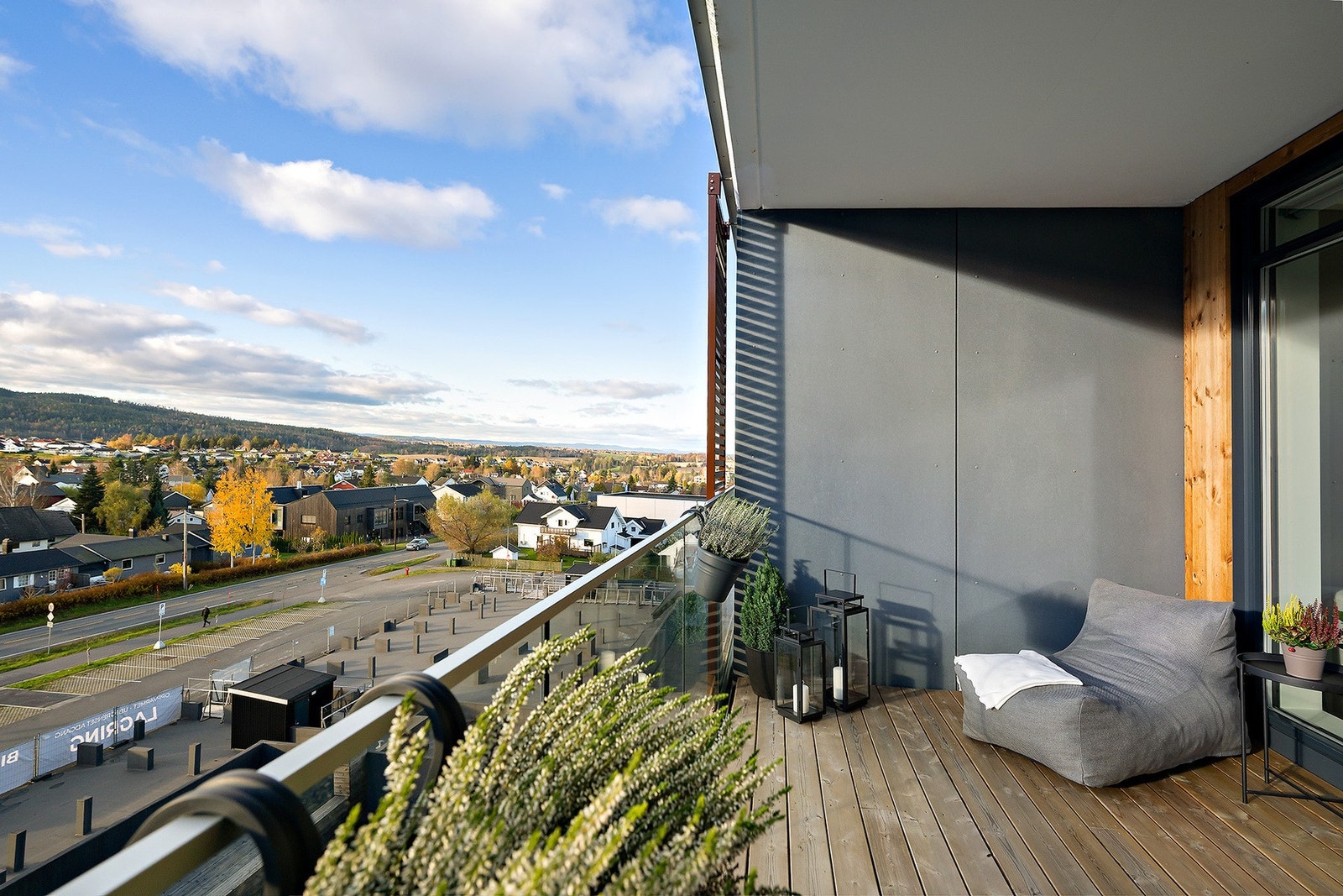 Velkommen til denne moderne og innbydende 2-roms selveierleiligheten beliggende høyt og fritt i 5. etasje. Galleribilde